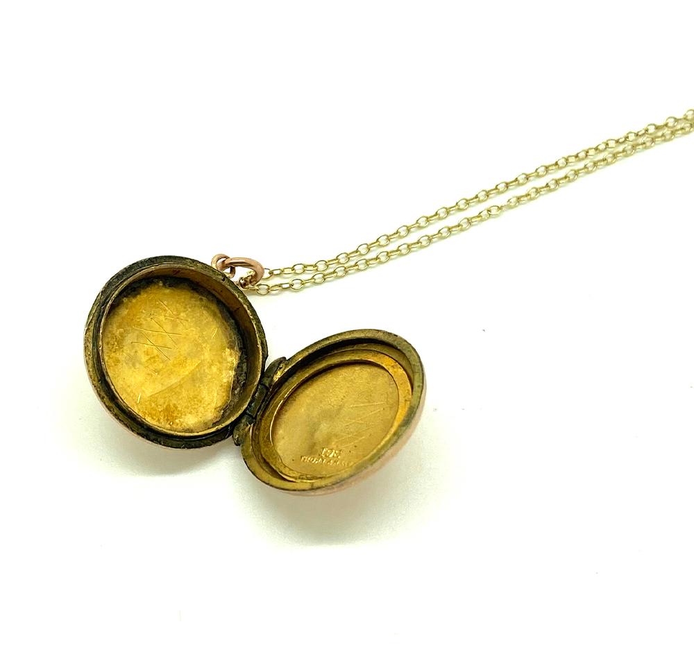 Collier de médaillon ancien en or rose 9ct de l'époque victorienne. Le médaillon est gravé au recto et uni au verso. Le médaillon est suspendu à une nouvelle chaîne en or rose 9ct. Le médaillon est en or 9ct au recto et au verso, ce qui signifie que