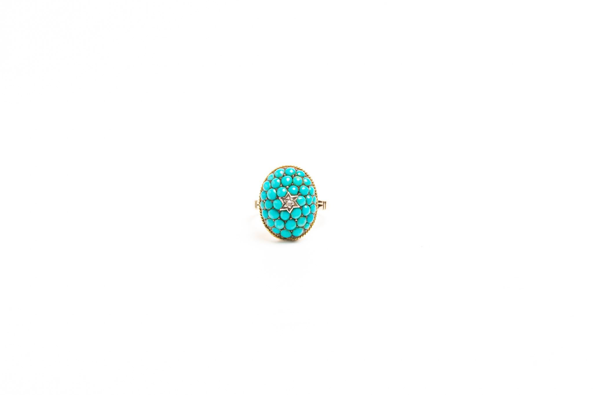 Impressionnante et lourde bague victorienne en turquoise et diamant taille ancienne pavé avec un dôme de magnifiques cabochons de turquoise autour d'un motif central en étoile serti de diamants. Les motifs étoilés, très populaires à l'époque
