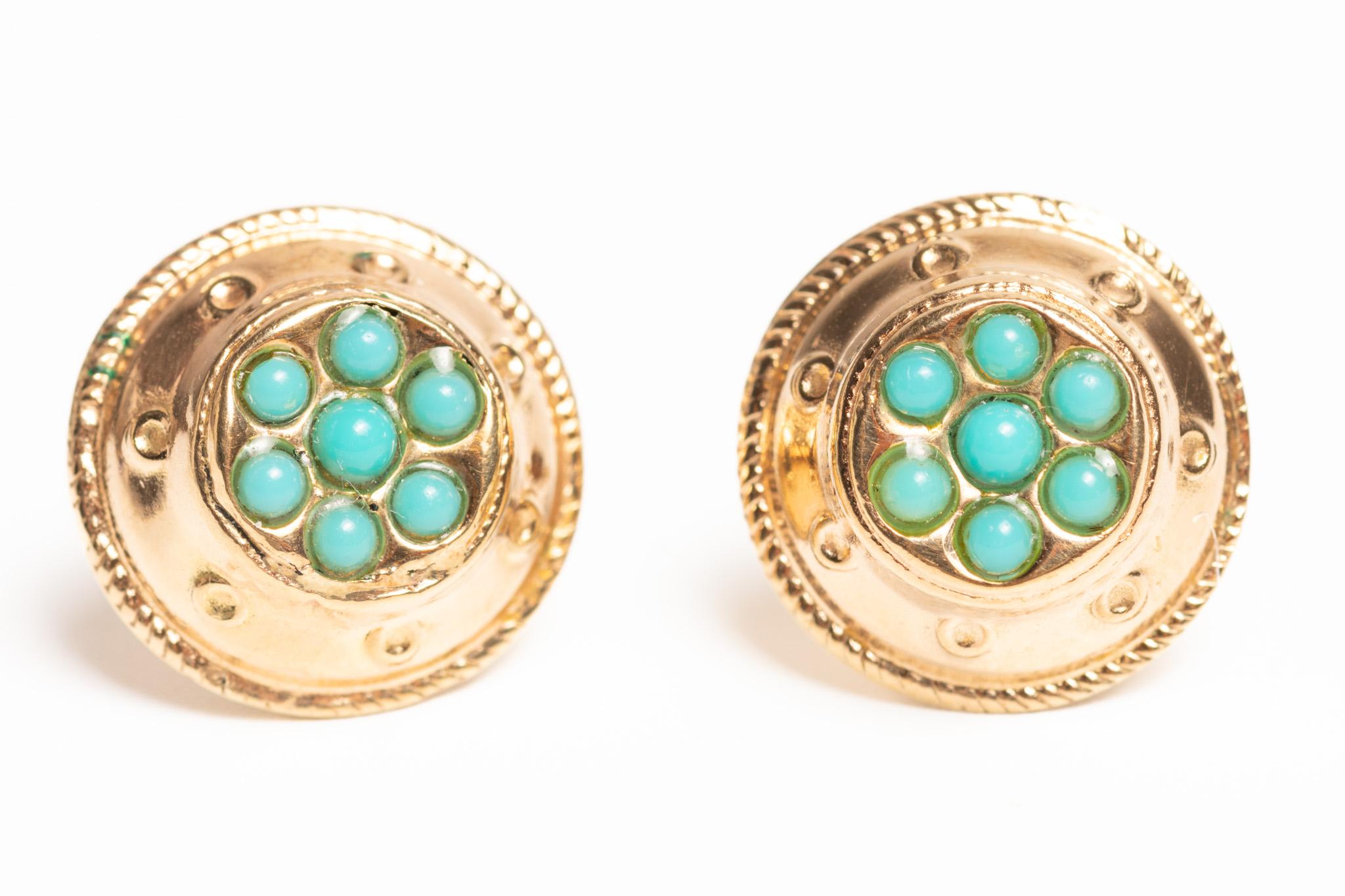 Un bellissimo paio di antichi orecchini vittoriani in oro 9ct con turchese, risalenti al periodo del revival etrusco. Ogni orecchino presenta una pietra di turchese vibrante incastonata a forma di fiore. Questo paio di orecchini, realizzati in oro