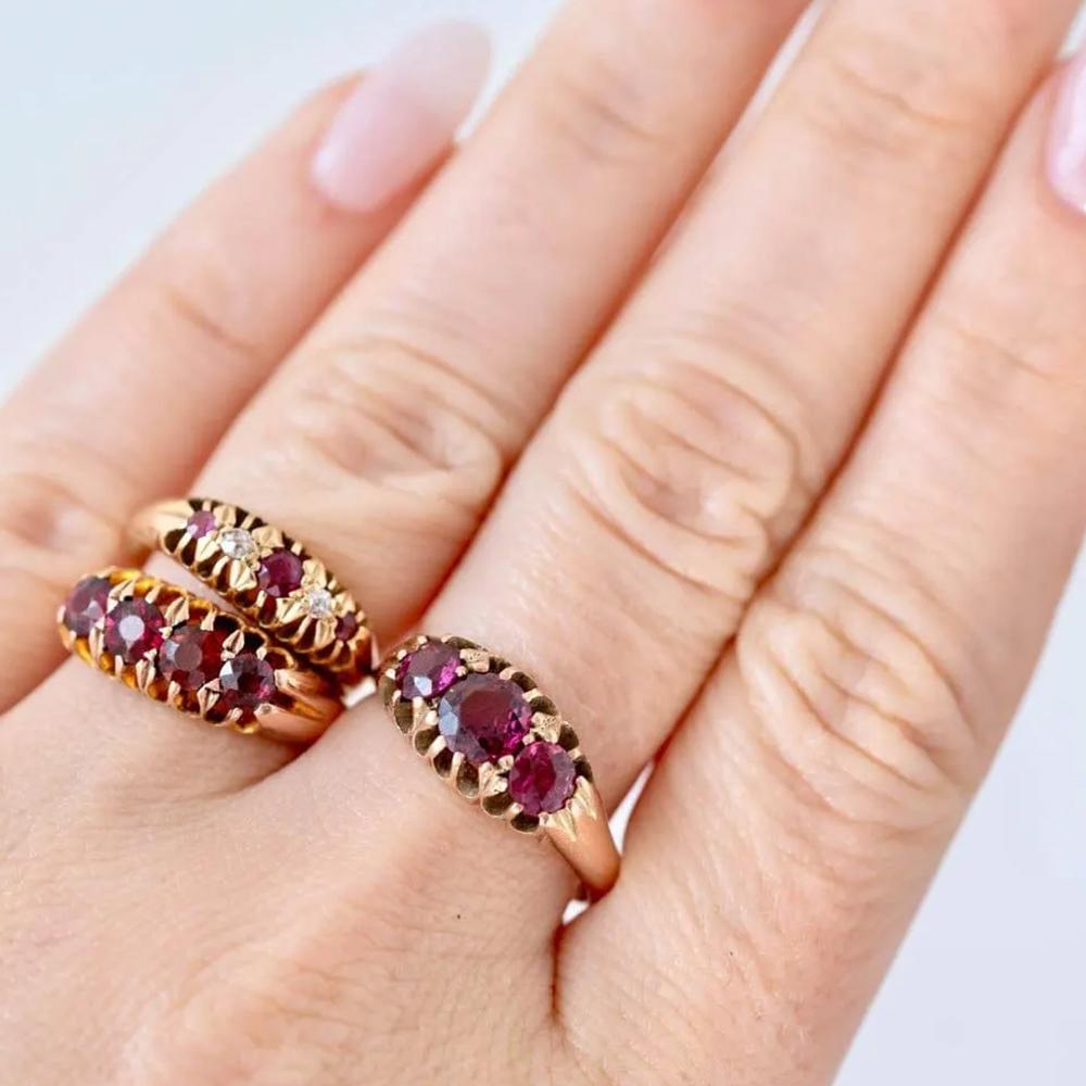 Taglio misto Anello antico vittoriano in oro rosa 9ct con quattro pietre di granato in vendita