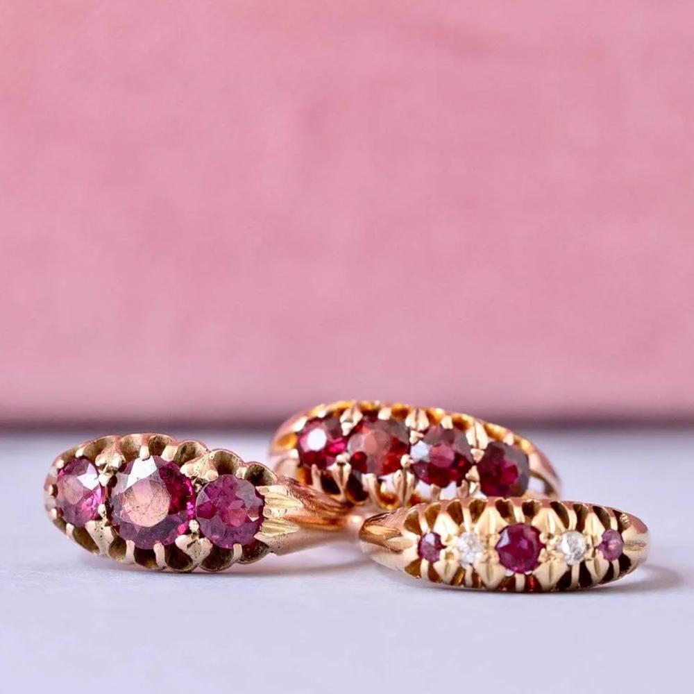 Anello antico vittoriano in oro rosa 9ct con quattro pietre di granato In condizioni buone in vendita a London, GB