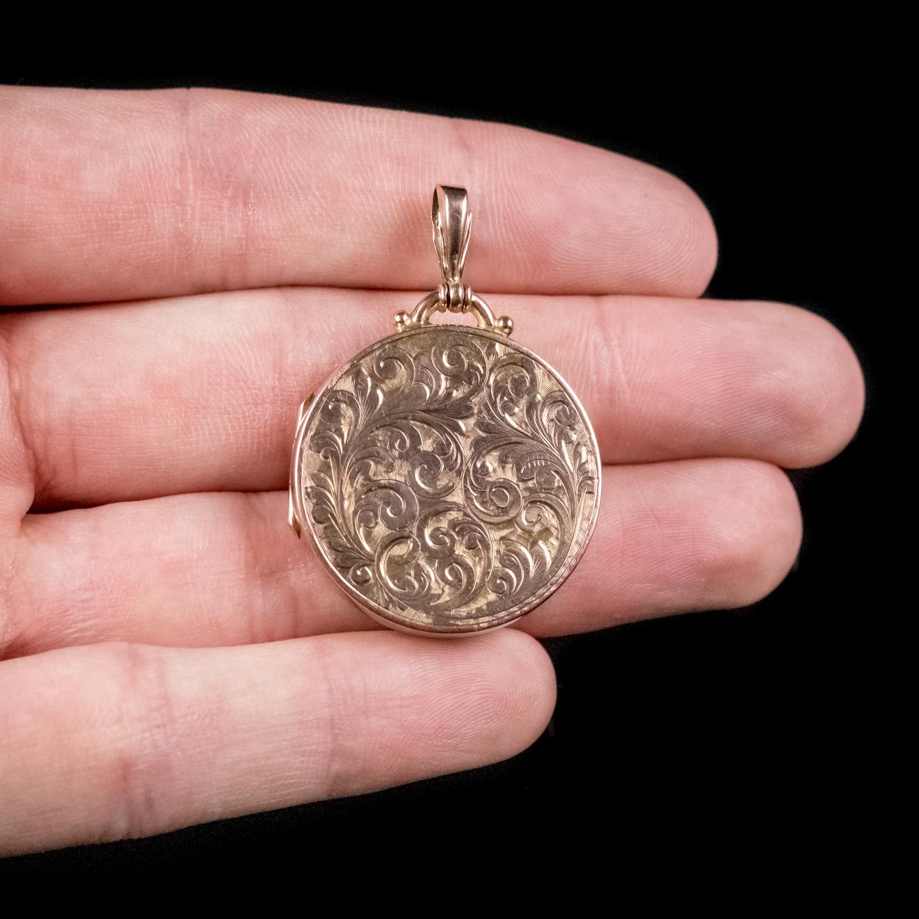 Antique Victorian 9 Carat Rose Gold Round Engraved Locket, circa 1900 Damen