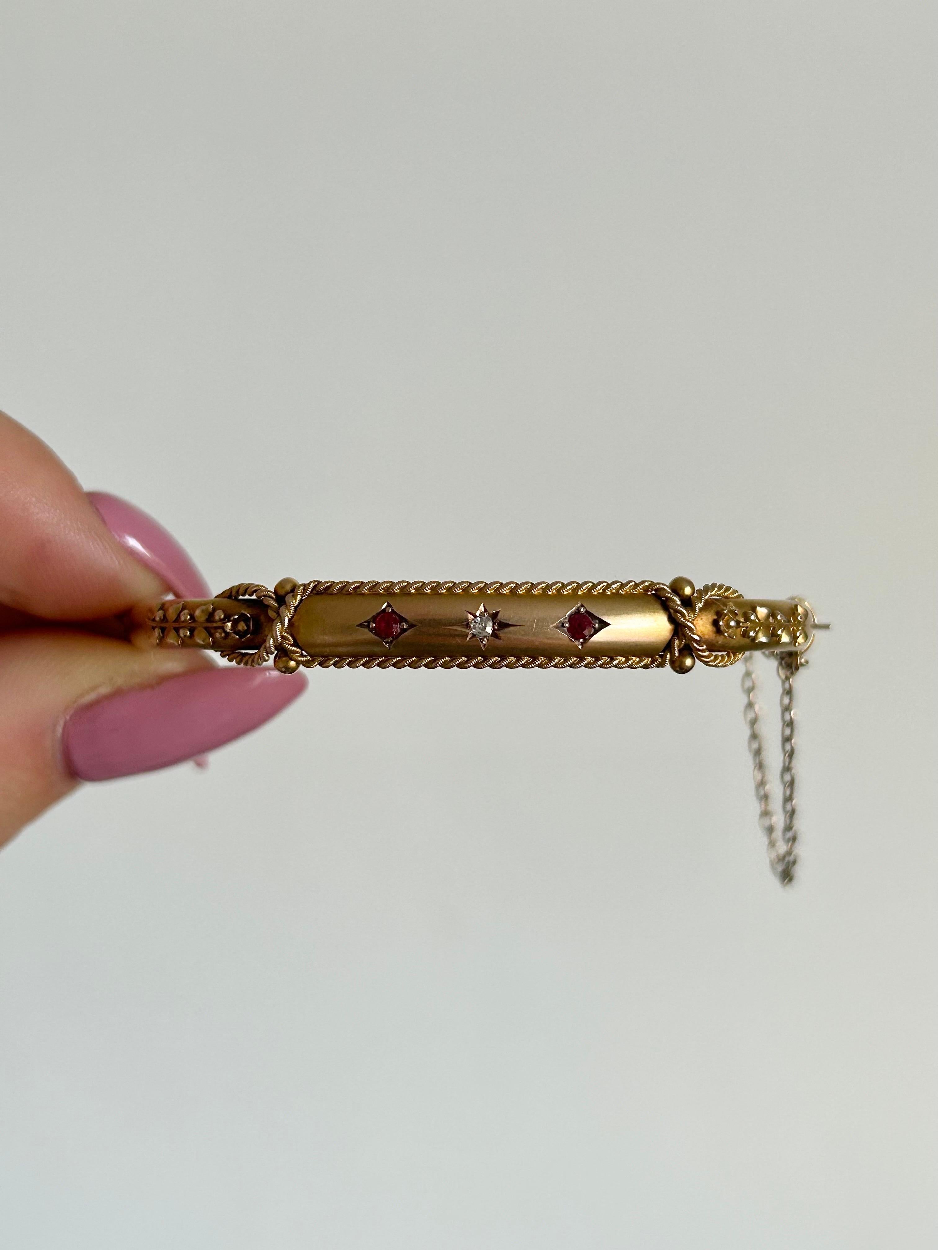 Bracelet jonc victorien ancien en or jaune 9 carats, rubis et diamants, dans sa boîte Unisexe en vente