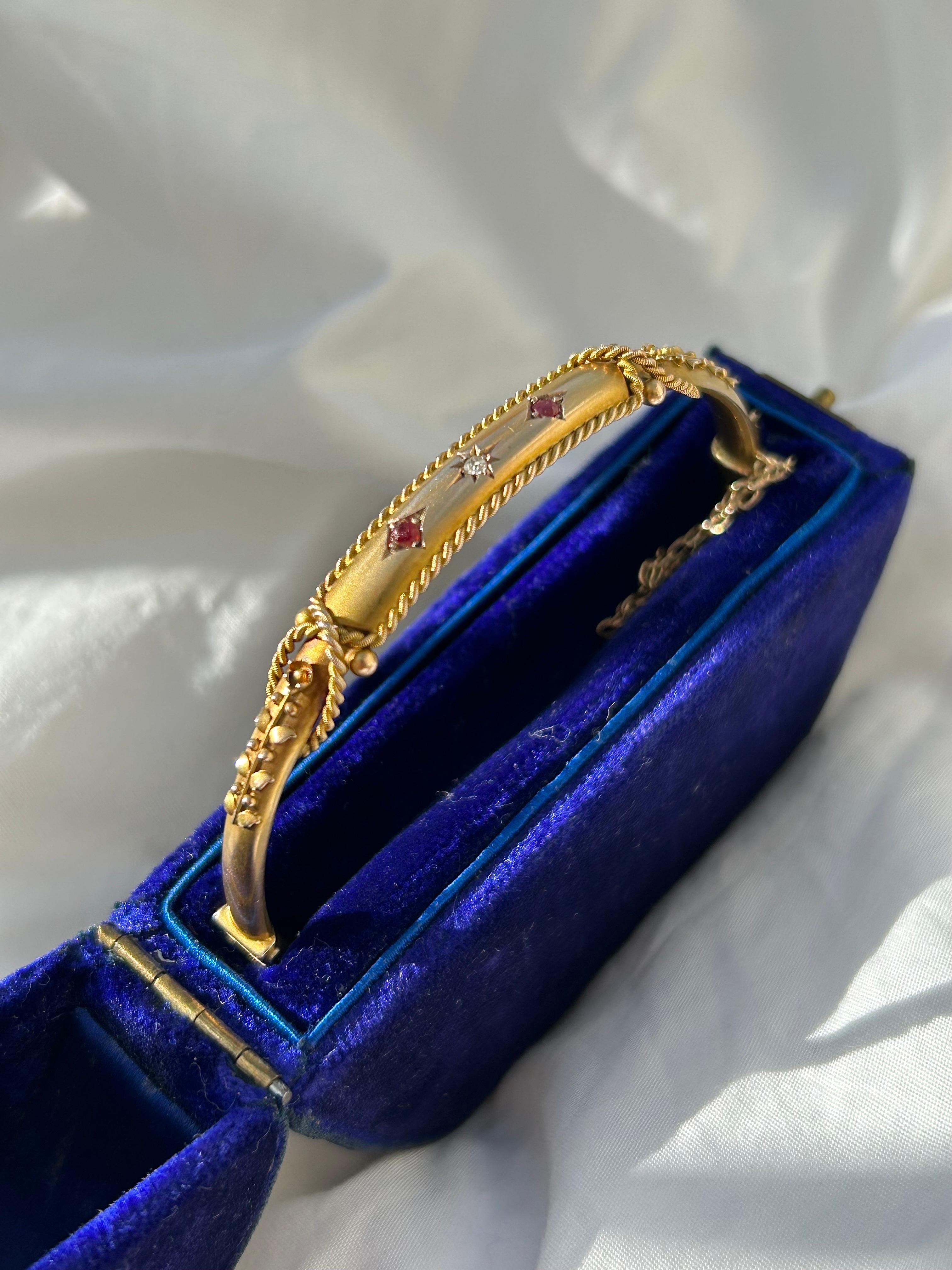 Bracelet jonc victorien ancien en or jaune 9 carats, rubis et diamants, dans sa boîte en vente 3