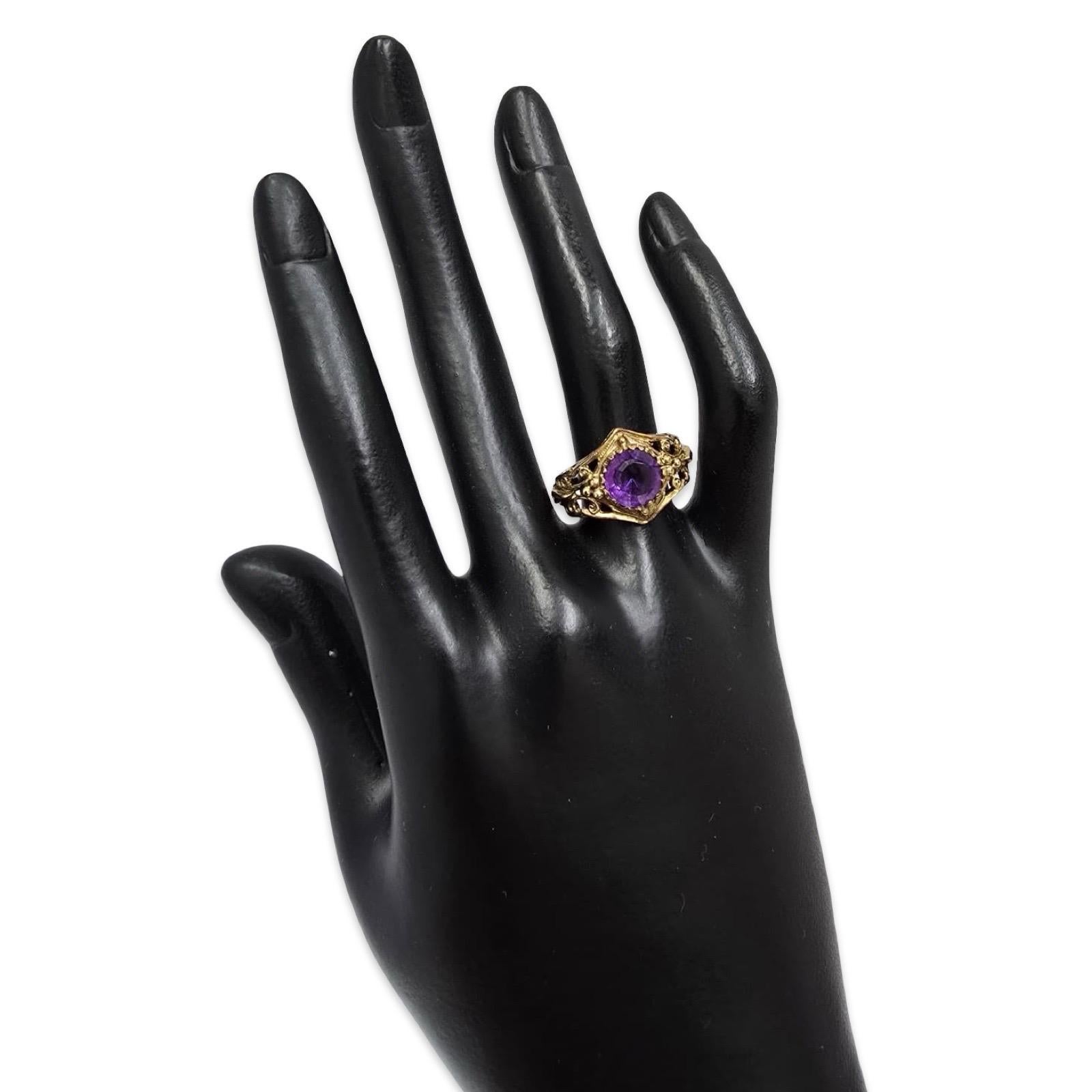 Un autentico anello antico vittoriano in filigrana d'oro 9 carati, con marchio 375 e un'ametista naturale di 8,5 mm di taglio rotondo incastonata in un ornato disegno traforato a mano. L'artigianato riflette la lavorazione dell'oro inglese della