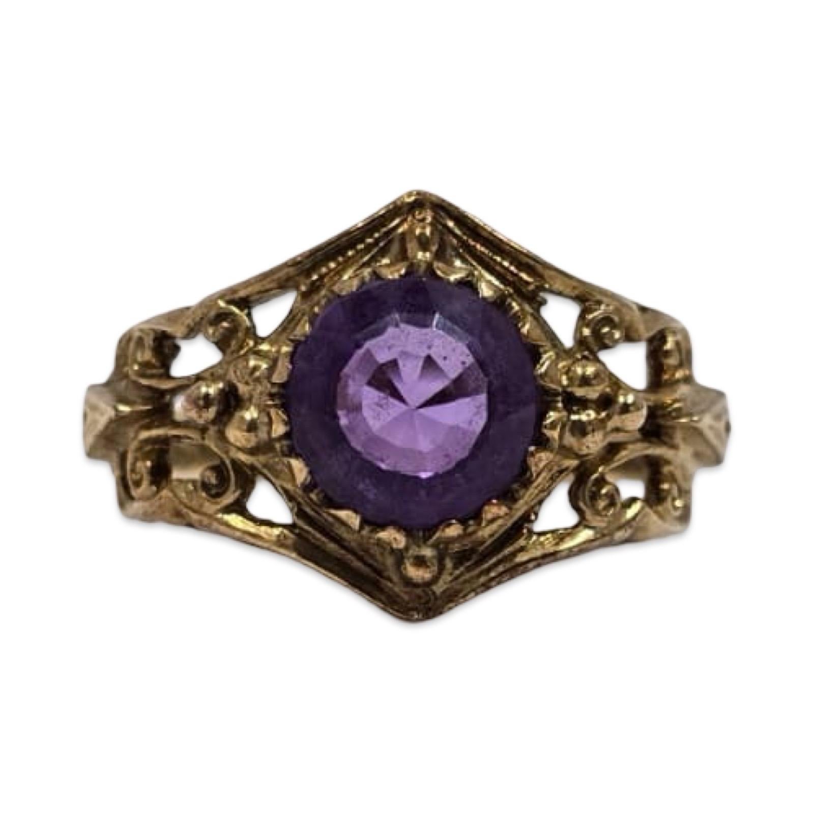 Taglio rotondo Antico anello vittoriano in filigrana d'oro 9K con ametista (con marchio) in vendita
