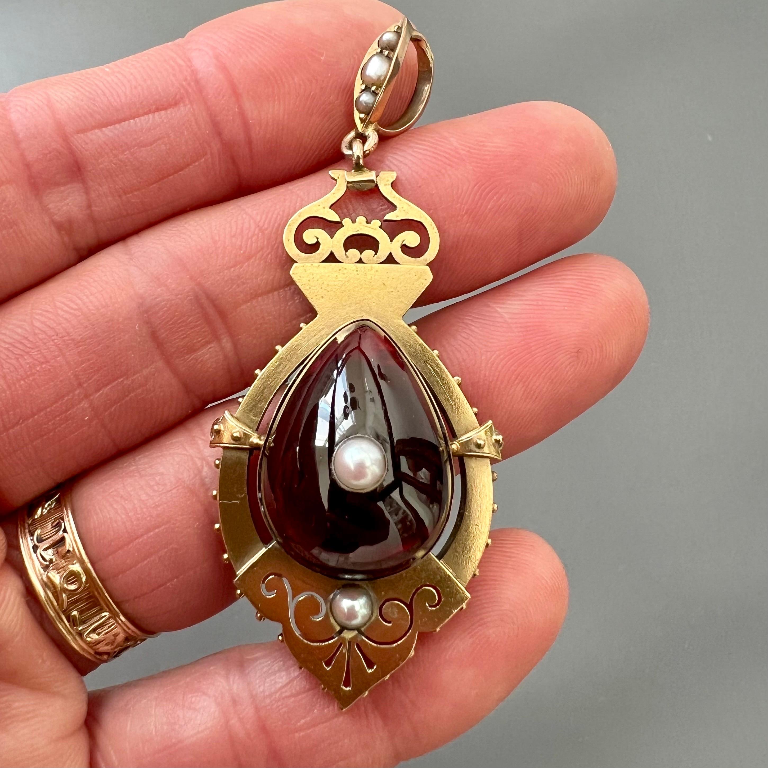 Antique Victorian 9K Gold Locket Pendant with Garnet and Seed Pearls, Circa 1870 In Good Condition For Sale In Rotterdam, NL