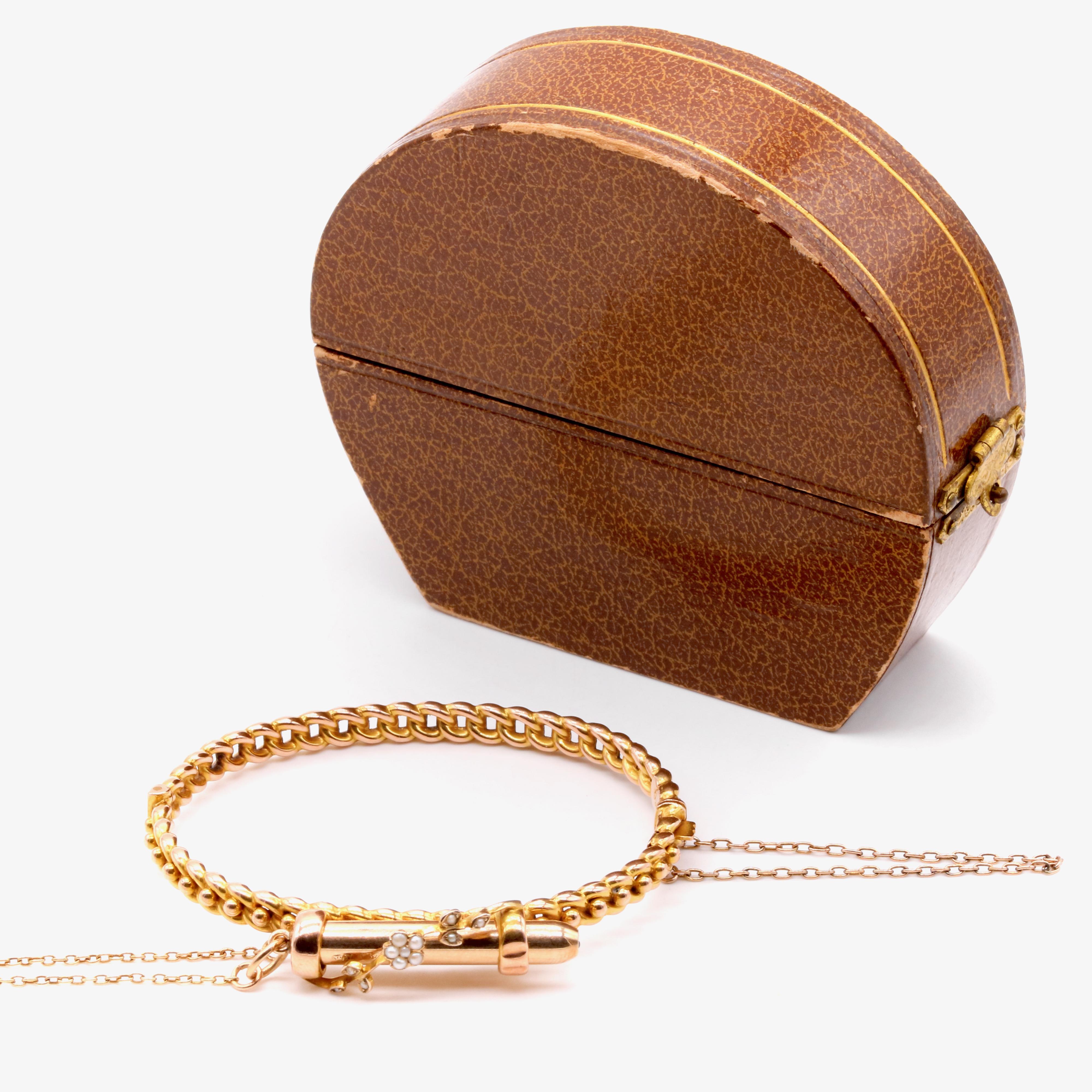 Taille ronde Bracelet ancien victorien propulsant un crayon en or 9 carats et perles dans un coffret ancien en vente