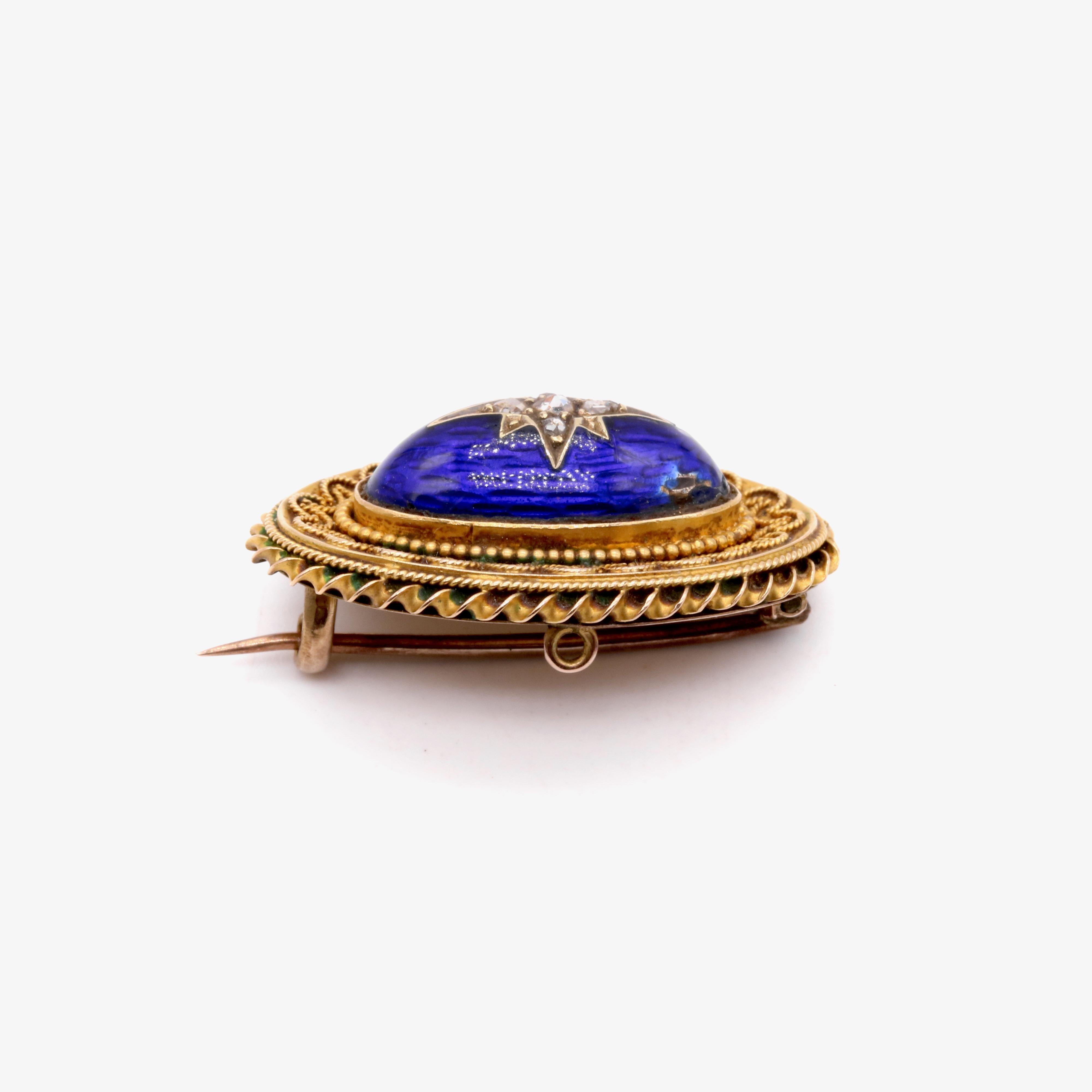 Broche victorienne ancienne de style néo-étrusque en or 9 carats, diamants taille rose et émail bleu Unisexe en vente