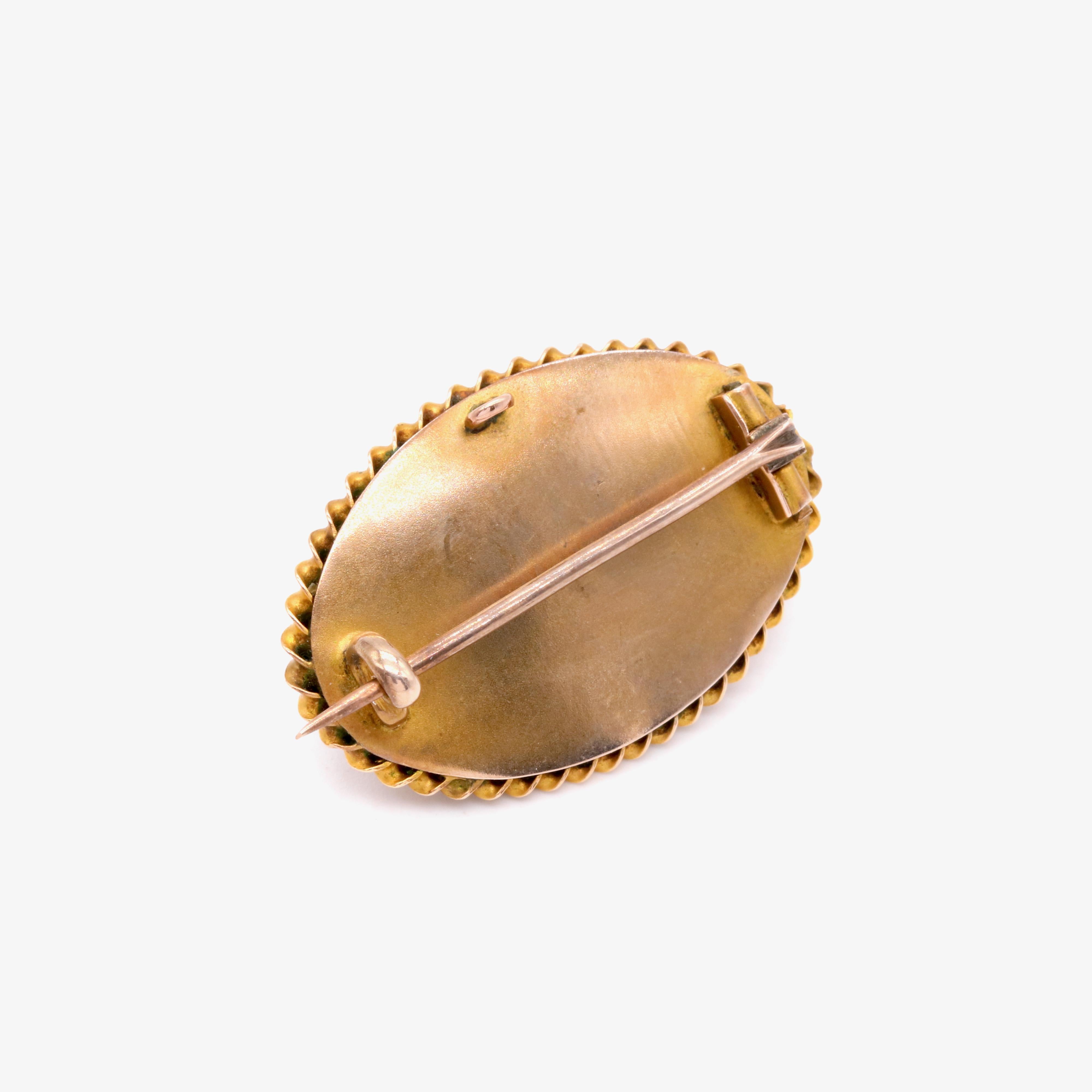 Broche victorienne ancienne de style néo-étrusque en or 9 carats, diamants taille rose et émail bleu en vente 1