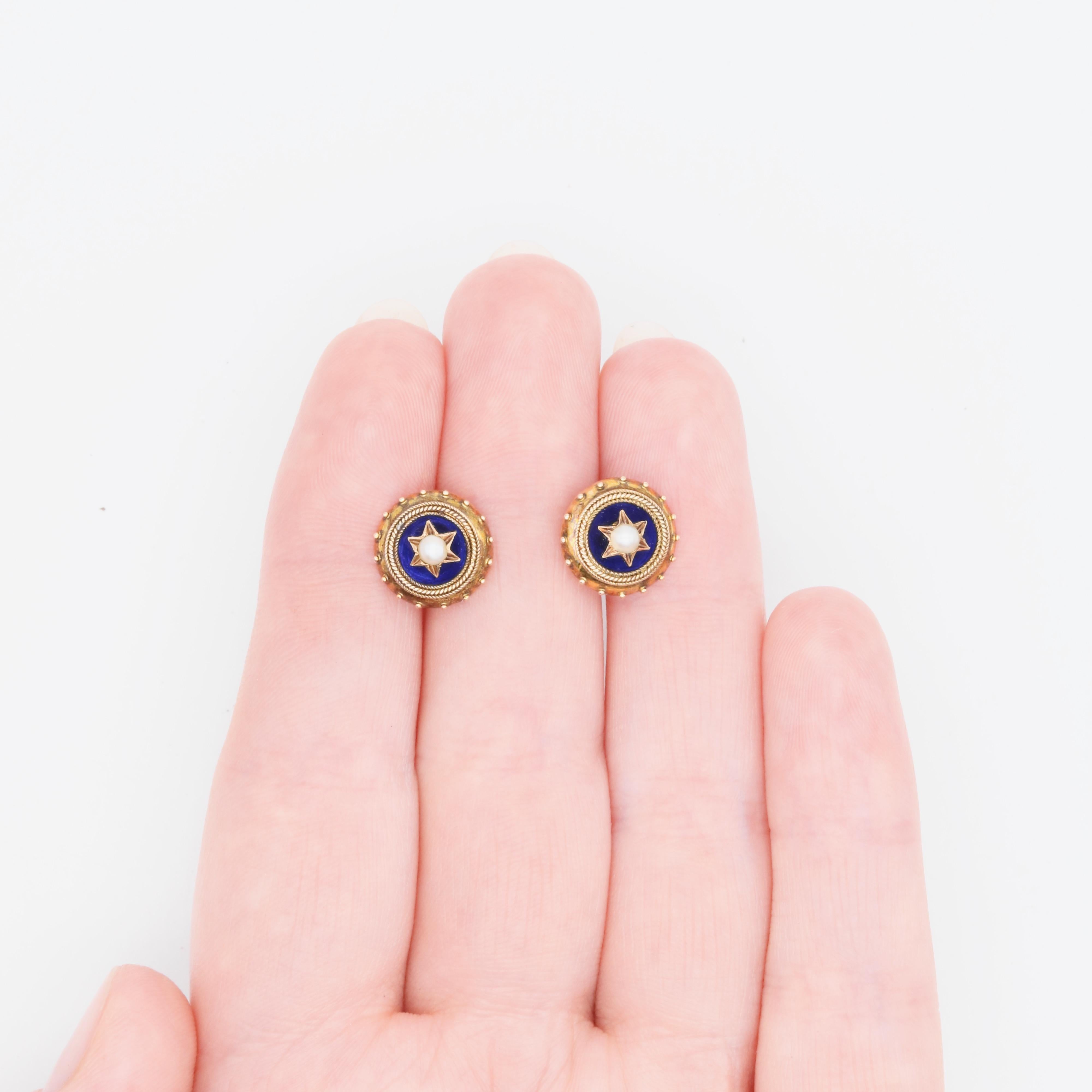 Orecchini antichi vittoriani in oro 9 carati con stella, perla e smalto blu di Etruscan Revival in vendita 4