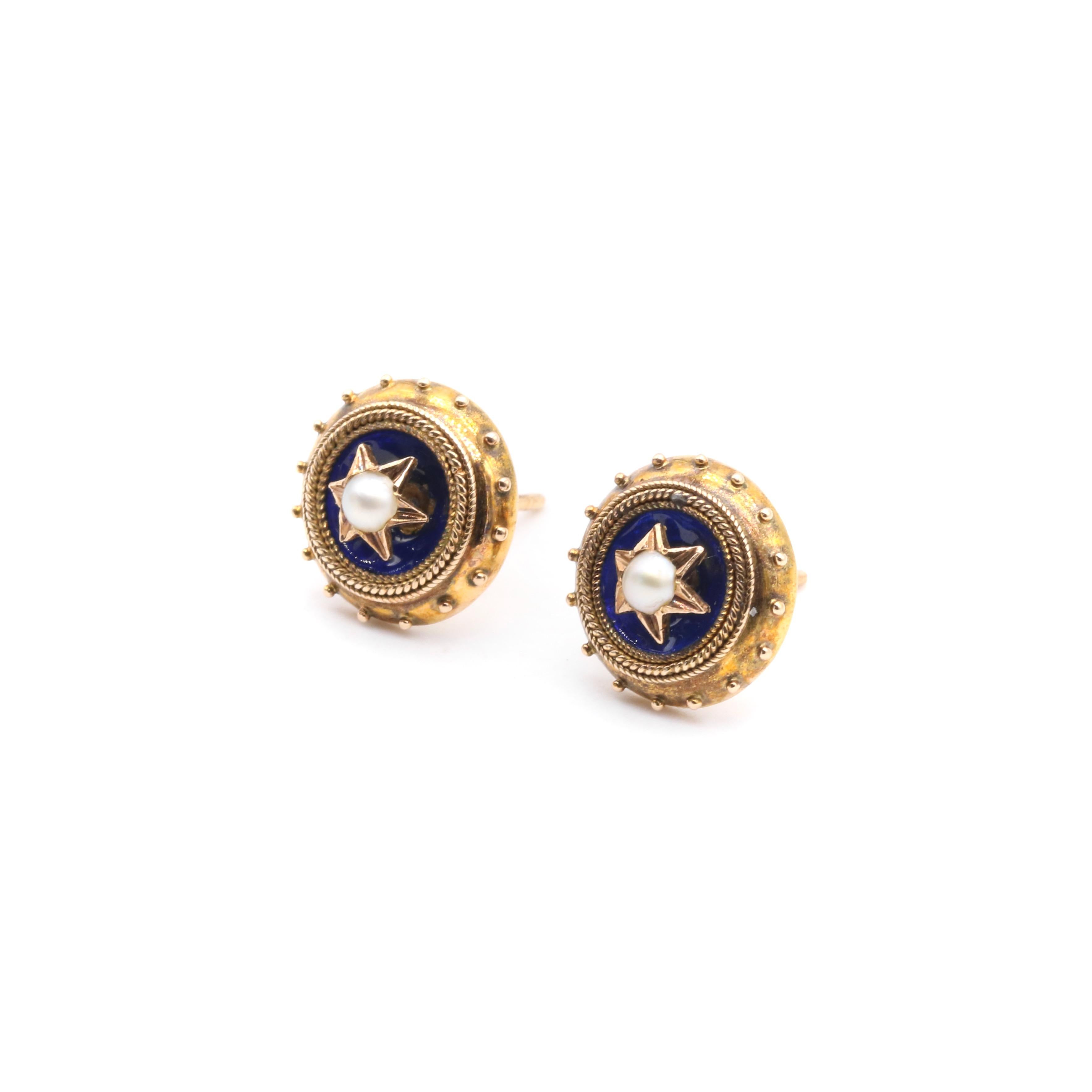 Taglio rotondo Orecchini antichi vittoriani in oro 9 carati con stella, perla e smalto blu di Etruscan Revival in vendita