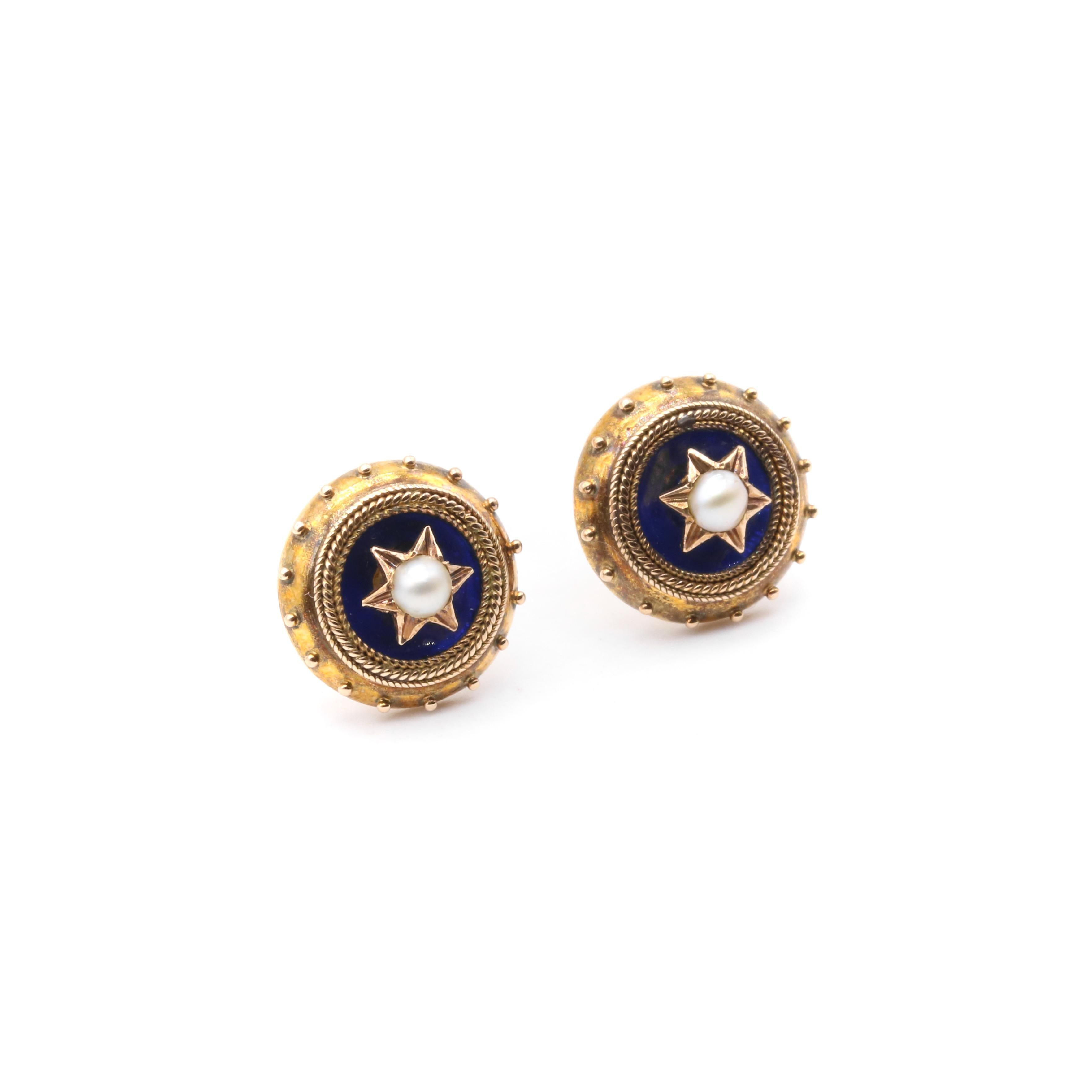 Orecchini antichi vittoriani in oro 9 carati con stella, perla e smalto blu di Etruscan Revival In condizioni buone in vendita a Staines-Upon-Thames, GB
