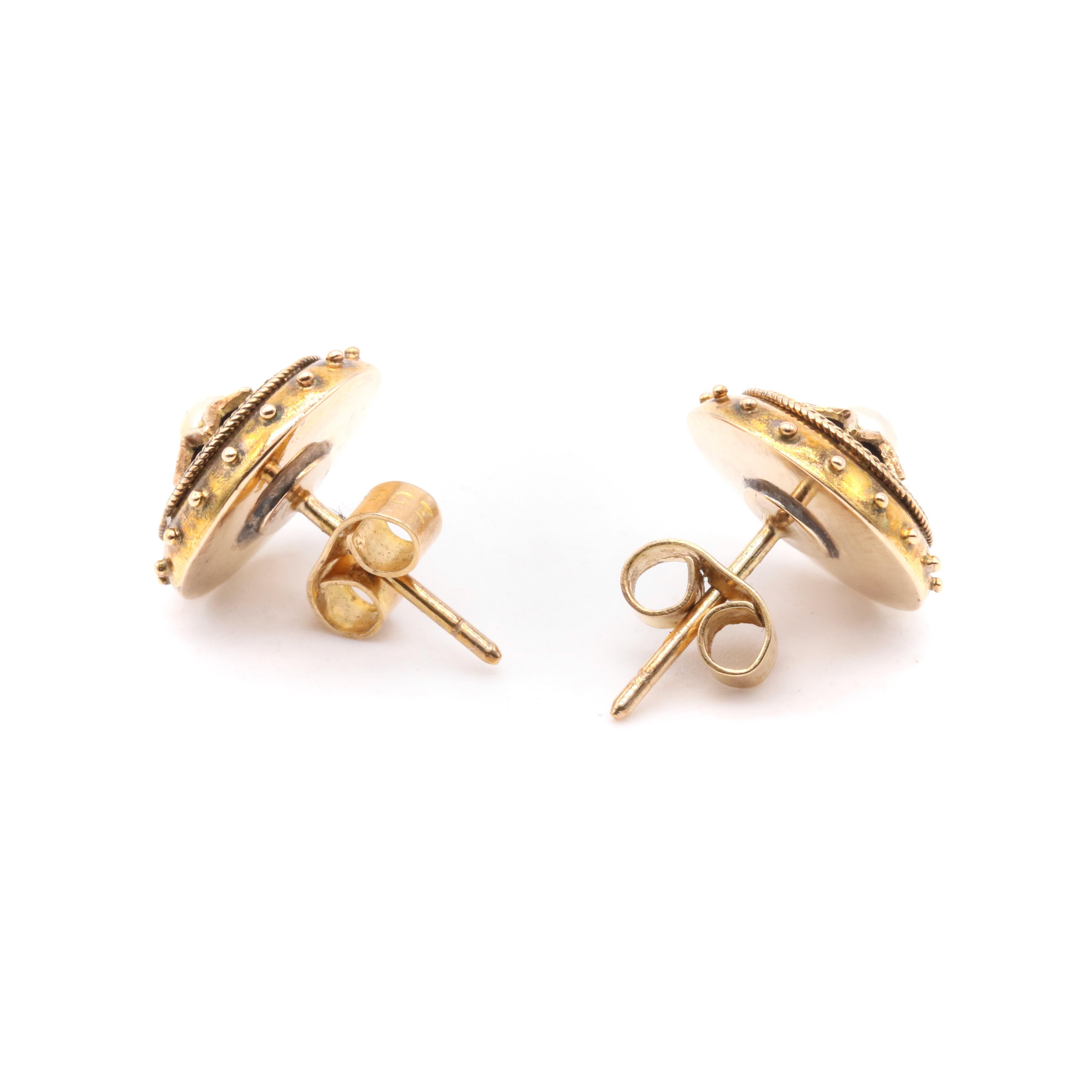 Orecchini antichi vittoriani in oro 9 carati con stella, perla e smalto blu di Etruscan Revival in vendita 3