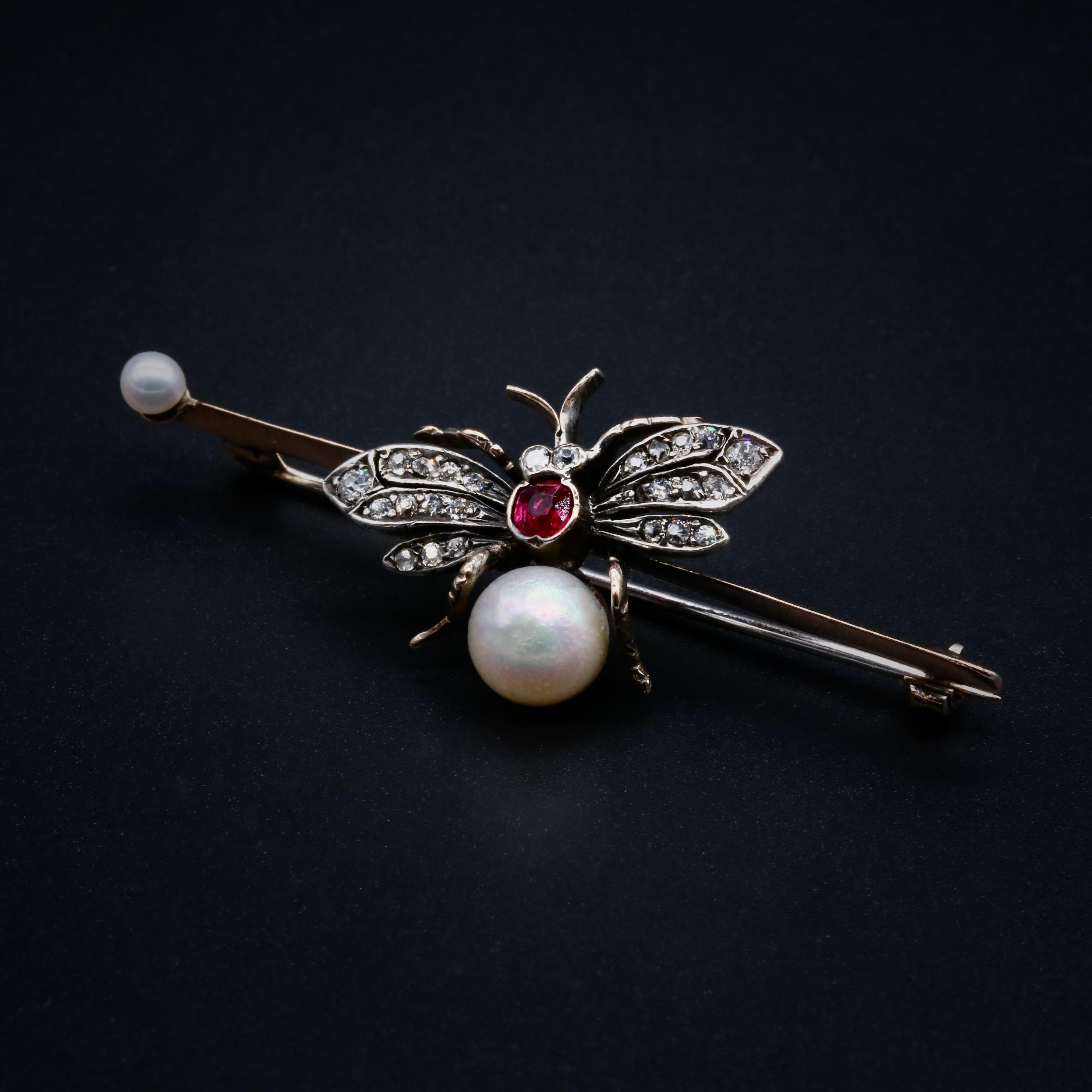 Antike viktorianische Brosche aus 9 Karat Roségold und Silber Rubin, Diamant und Perlen mit Insekten (Viktorianisch) im Angebot