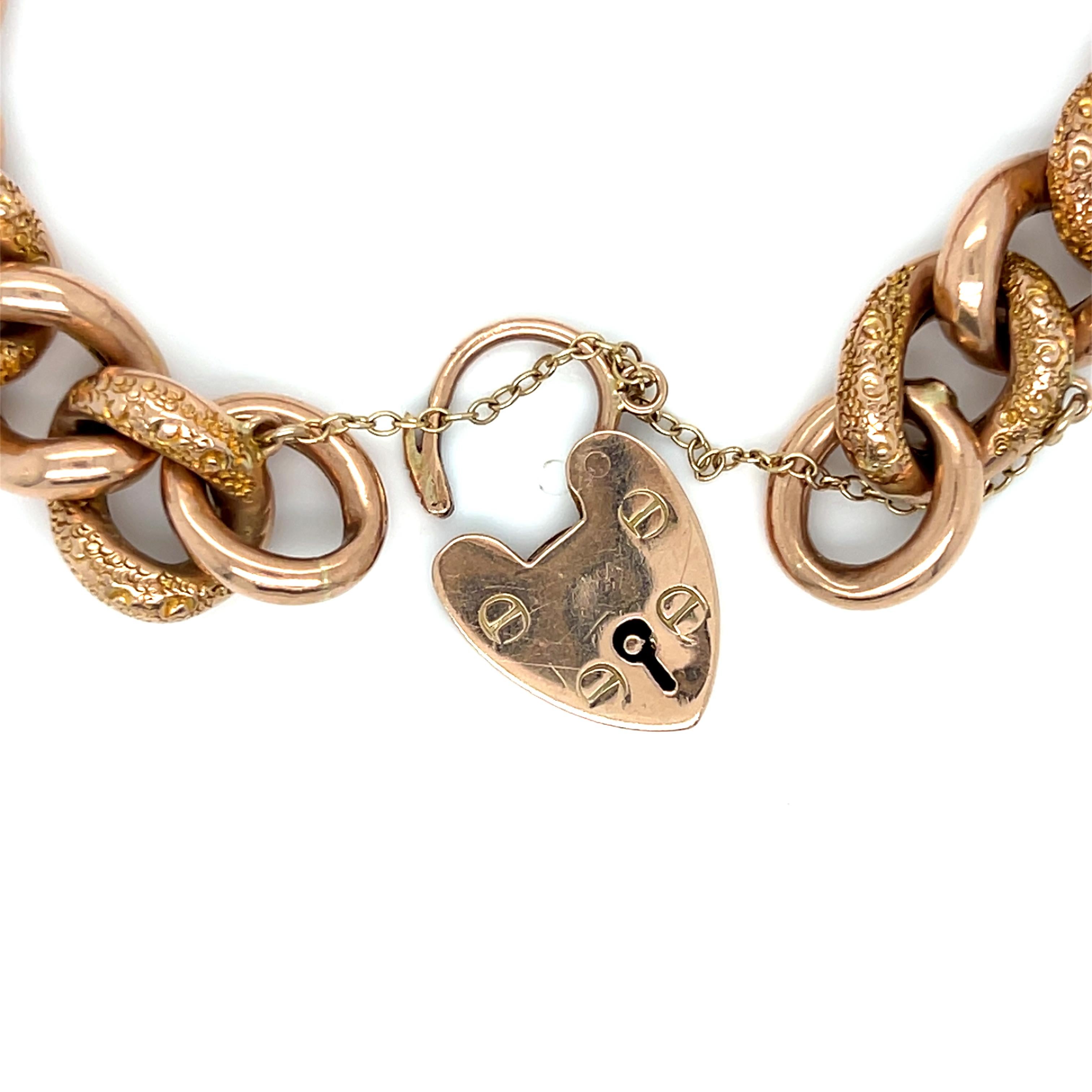 J'ADORE ce bracelet Victorien ancien en or rose 9K avec cadenas en forme de cœur ! Il ferait un cadeau fabuleux et unique pour n'importe qui et deviendrait à coup sûr un héritage familial. Réalisé en or jaune 9 carats, ce bracelet classique est