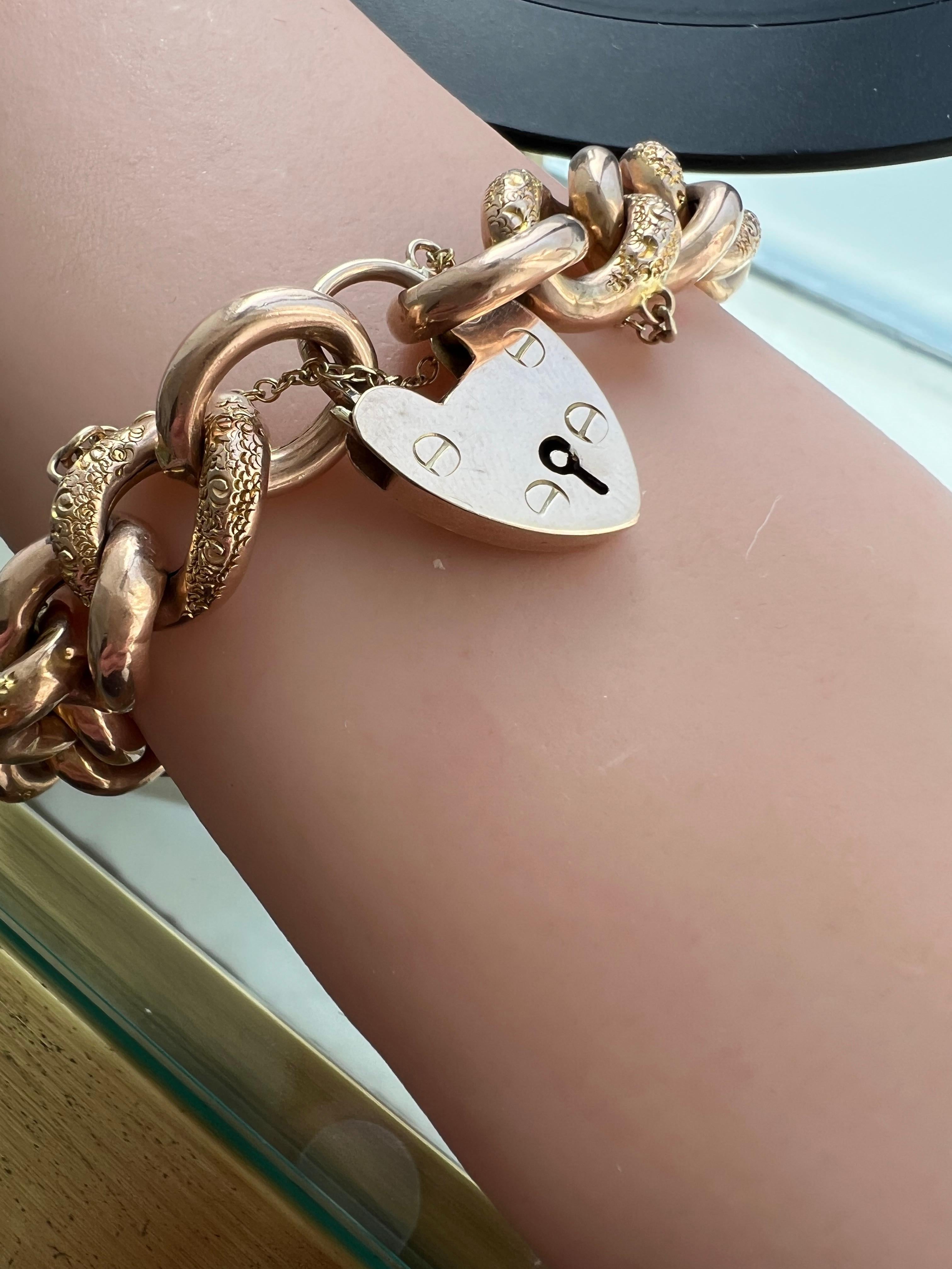 Bracelet victorien ancien en or rose 9 carats en forme de cœur Unisexe en vente