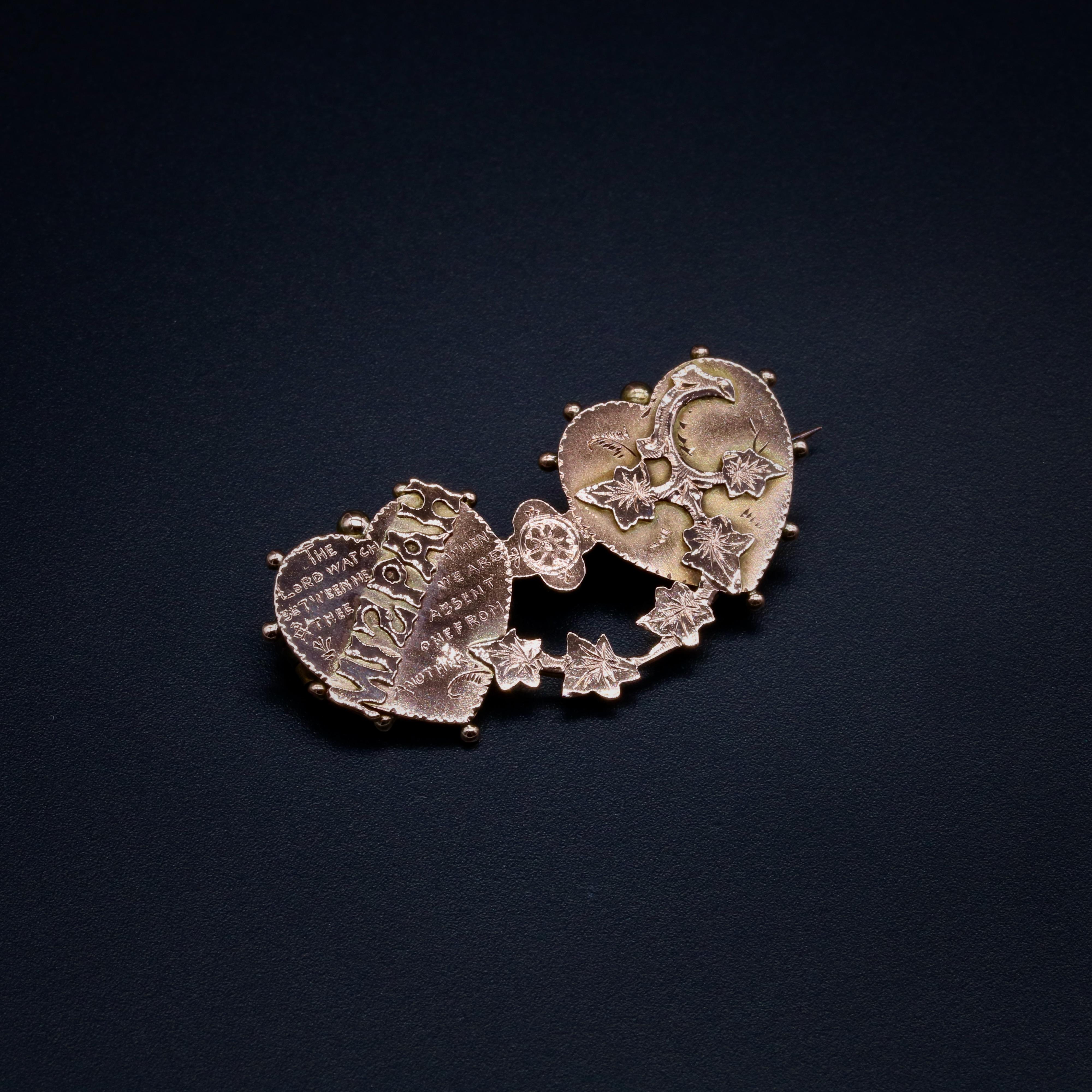 Antique Victorian 9K Rose Gold Double Heart ‘MIZPAH’ Brooch In Good Condition For Sale In Staines-Upon-Thames, GB