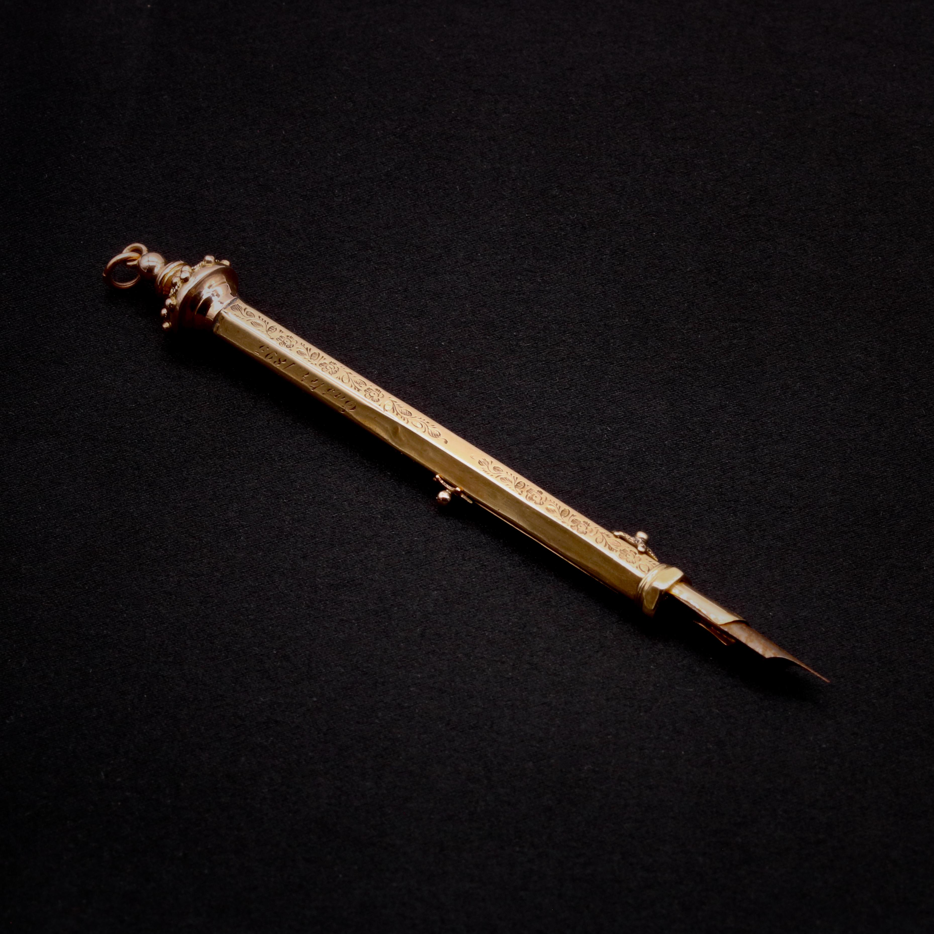 Lápiz y pluma de inmersión antiguos de oro amarillo de 9 quilates. 

Lo que más me gusta de este Lápiz y Bolígrafo de Oro Amarillo Antiguo es su elegante diseño floral. ¿Cuál es el tuyo? ¿Quizá la terminal del renacimiento etrusco? ¿O su