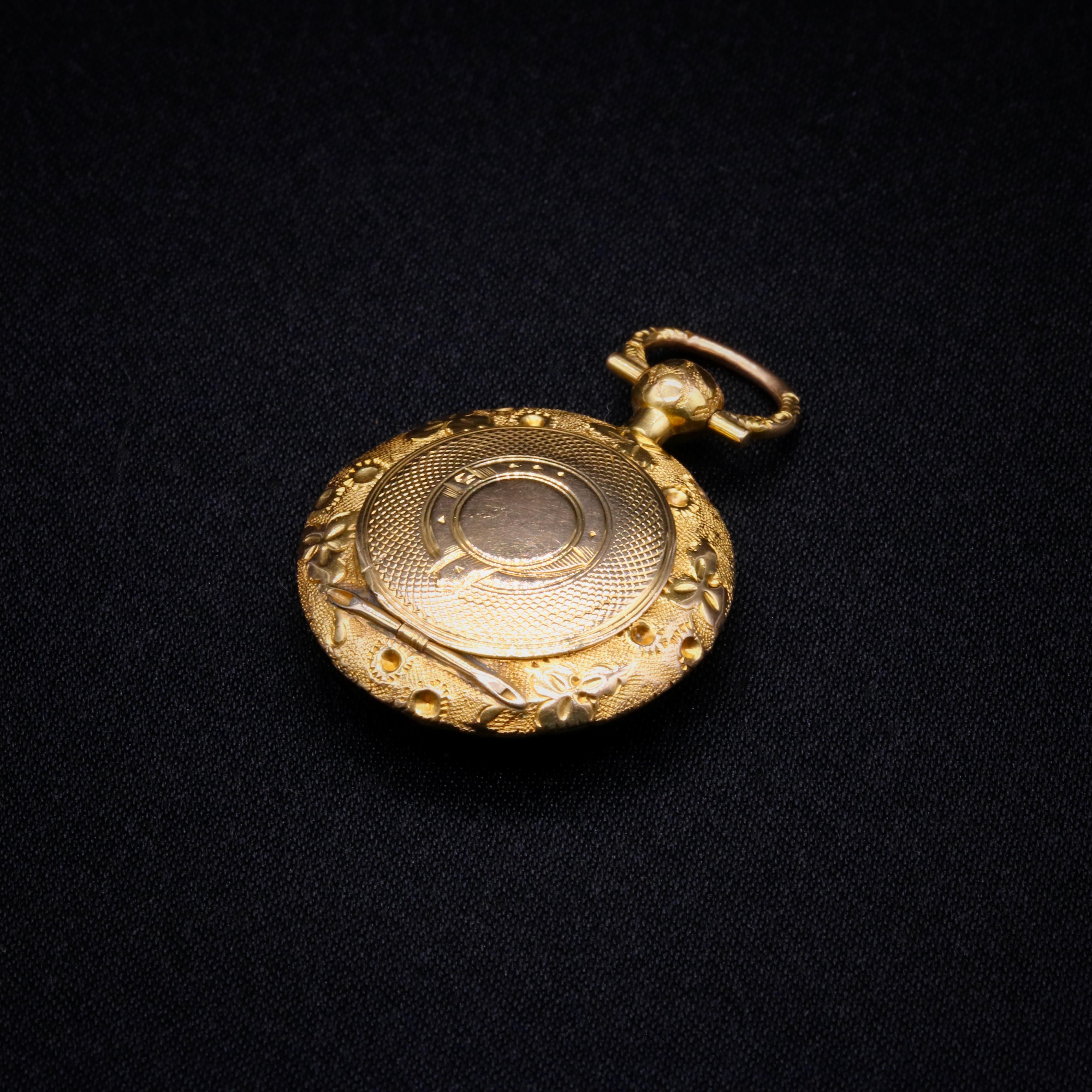 Antique Victorian 9K Yellow Gold Garter and Shamrock Hinged Locket In Good Condition In Staines-Upon-Thames, GB