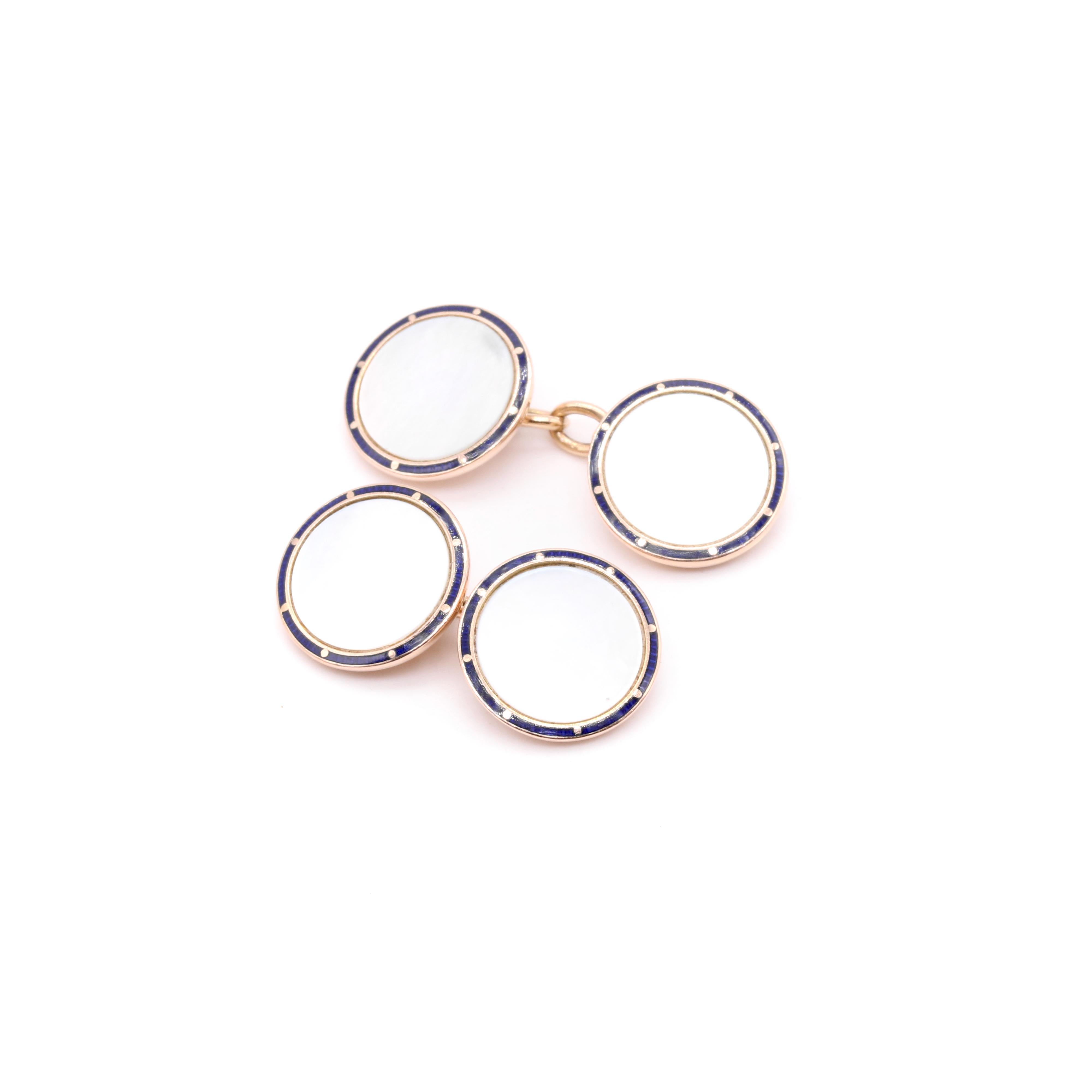 Paire de boutons de manchette victoriens en nacre, émail et or jaune, chaque face comprenant un panneau circulaire en nacre et émail bleu, en or jaune 9 carats. 

Ce que je préfère dans ces boutons de manchette victoriens en or jaune 9 carats nacre
