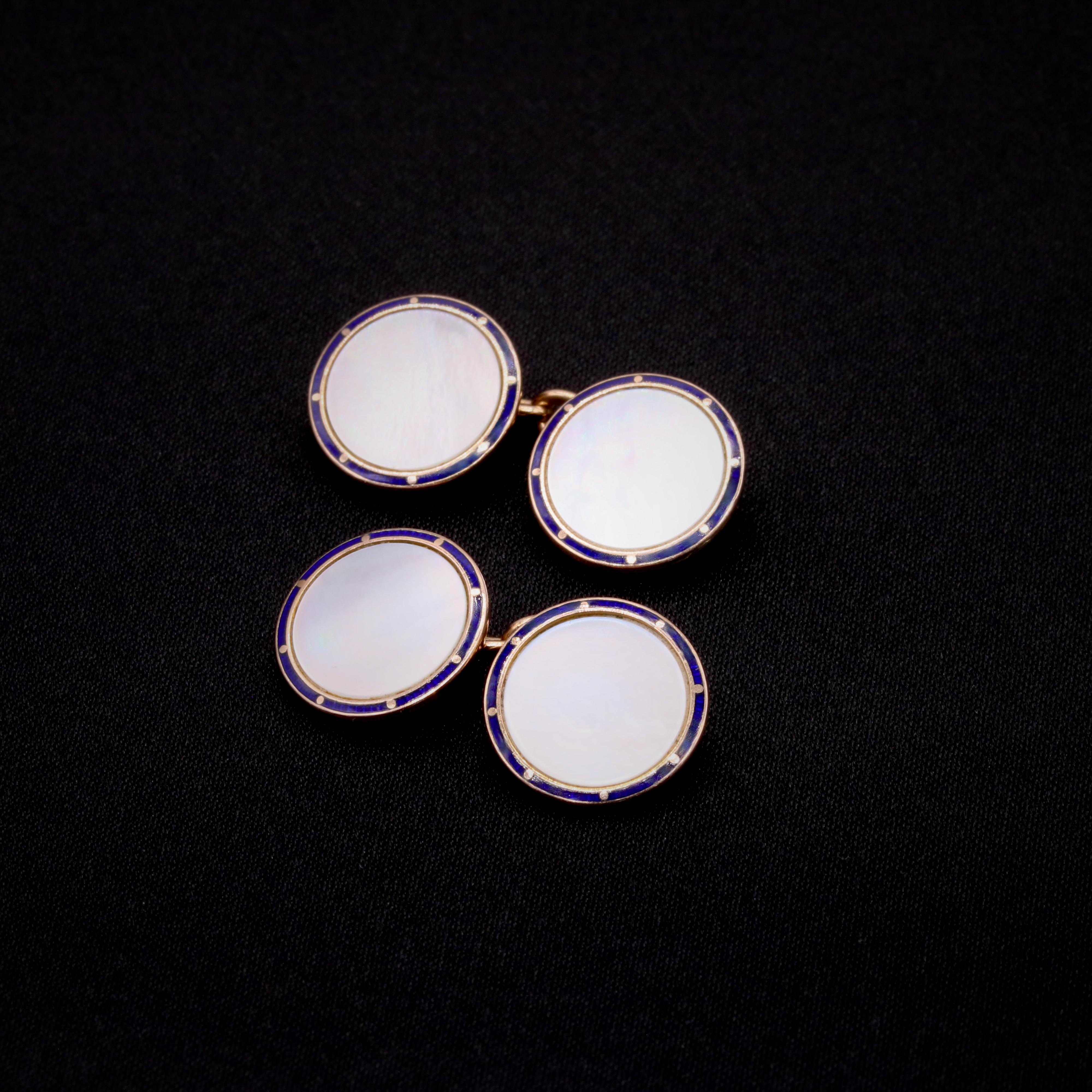 Victorien Boutons de manchette victoriens anciens en or jaune 9 carats, nacre et émail bleu en vente