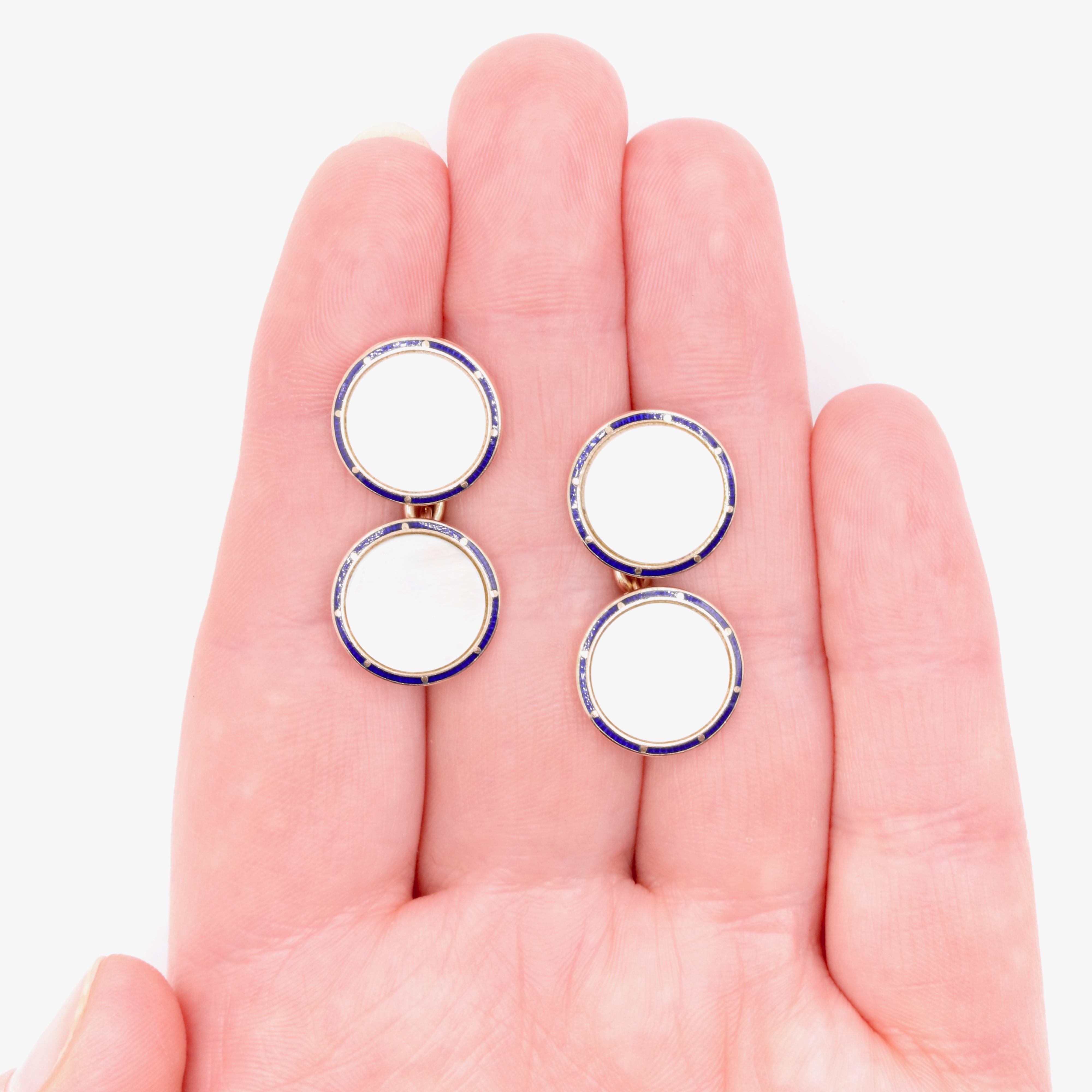 Boutons de manchette victoriens anciens en or jaune 9 carats, nacre et émail bleu en vente 3