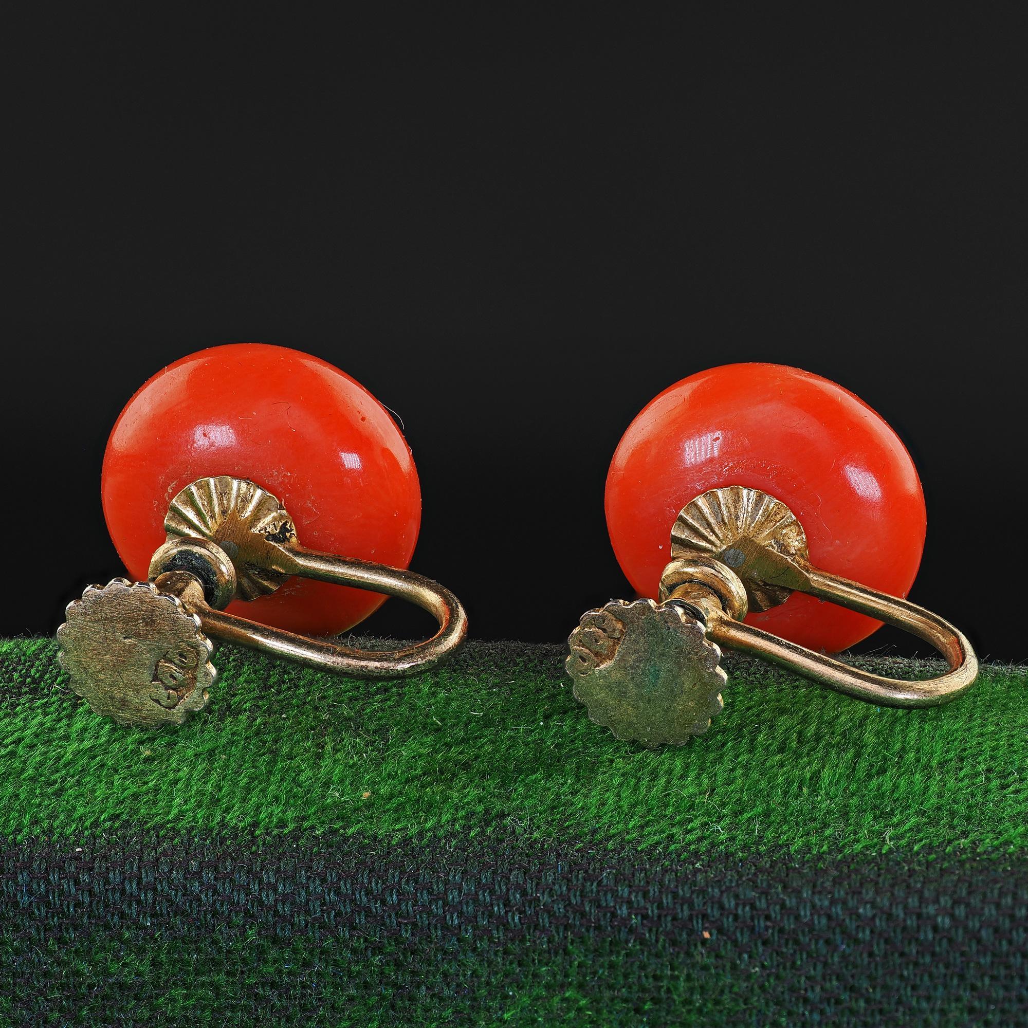 Antique Victorian 9K Yellow Gold Natural Red Coral Screw Back Earrings For Sale 1