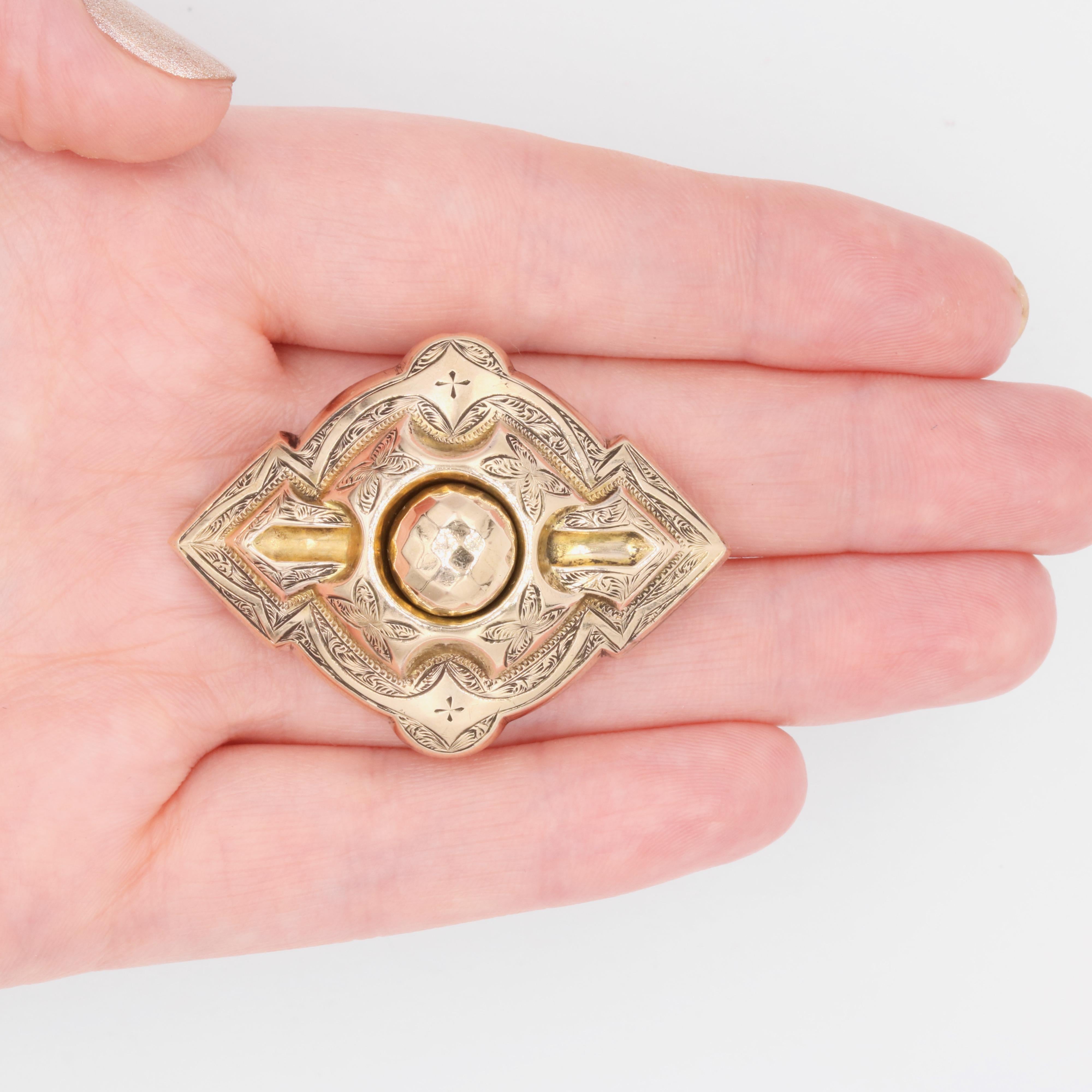 Antique Victorian 9K Yellow Gold Ornate Engraved Brooch For Sale 7