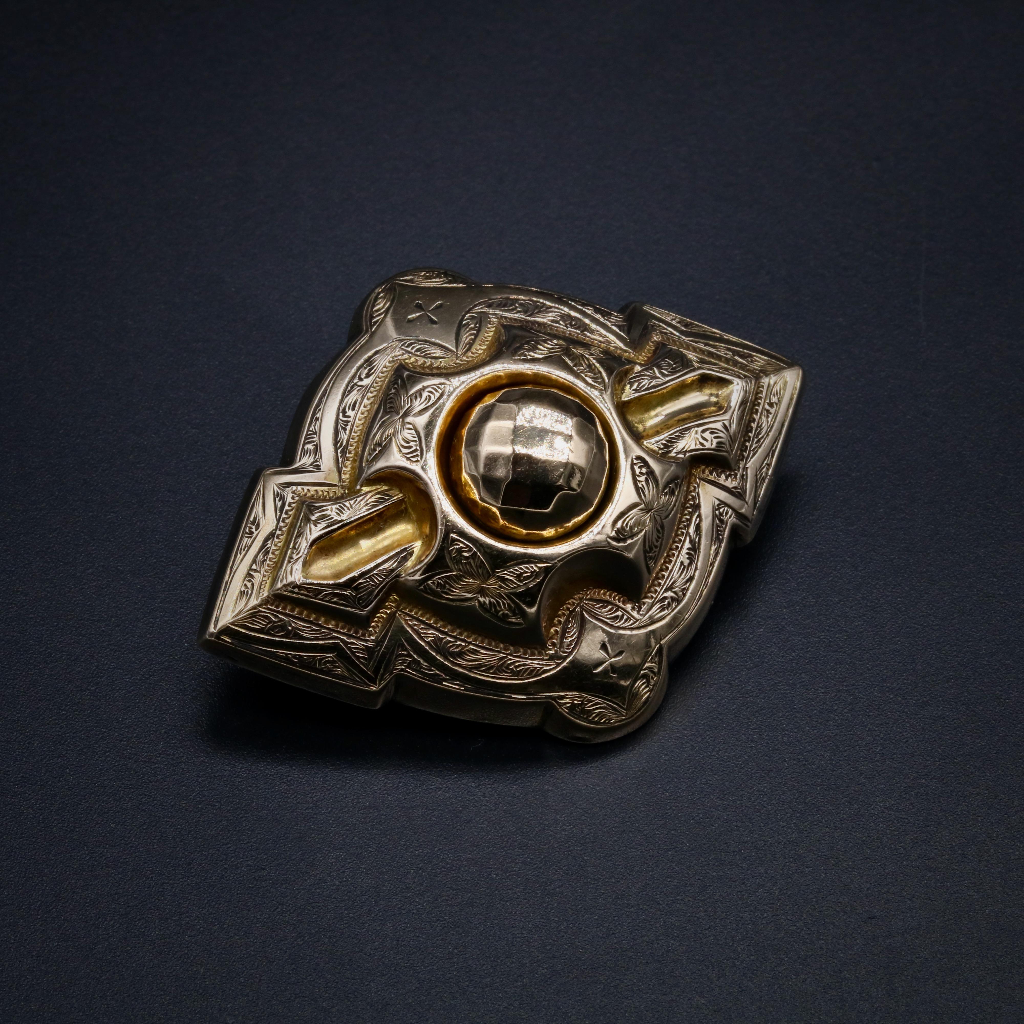 Antique Victorian 9K Yellow Gold Ornate Engraved Brooch In Good Condition For Sale In Staines-Upon-Thames, GB