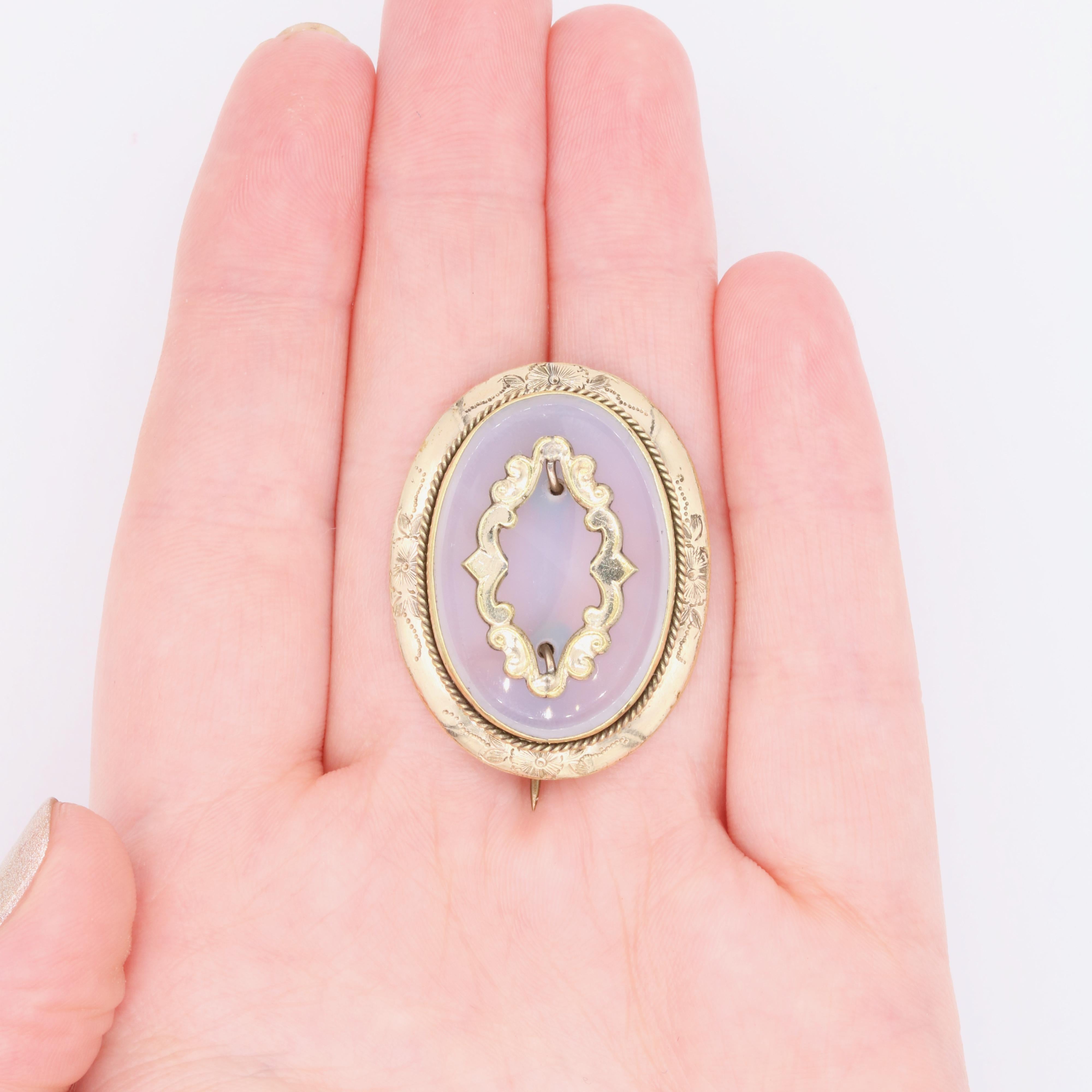 Antique Victorian 9K Yellow Gold Oval Engraved Chalcedony Brooch For Sale 6
