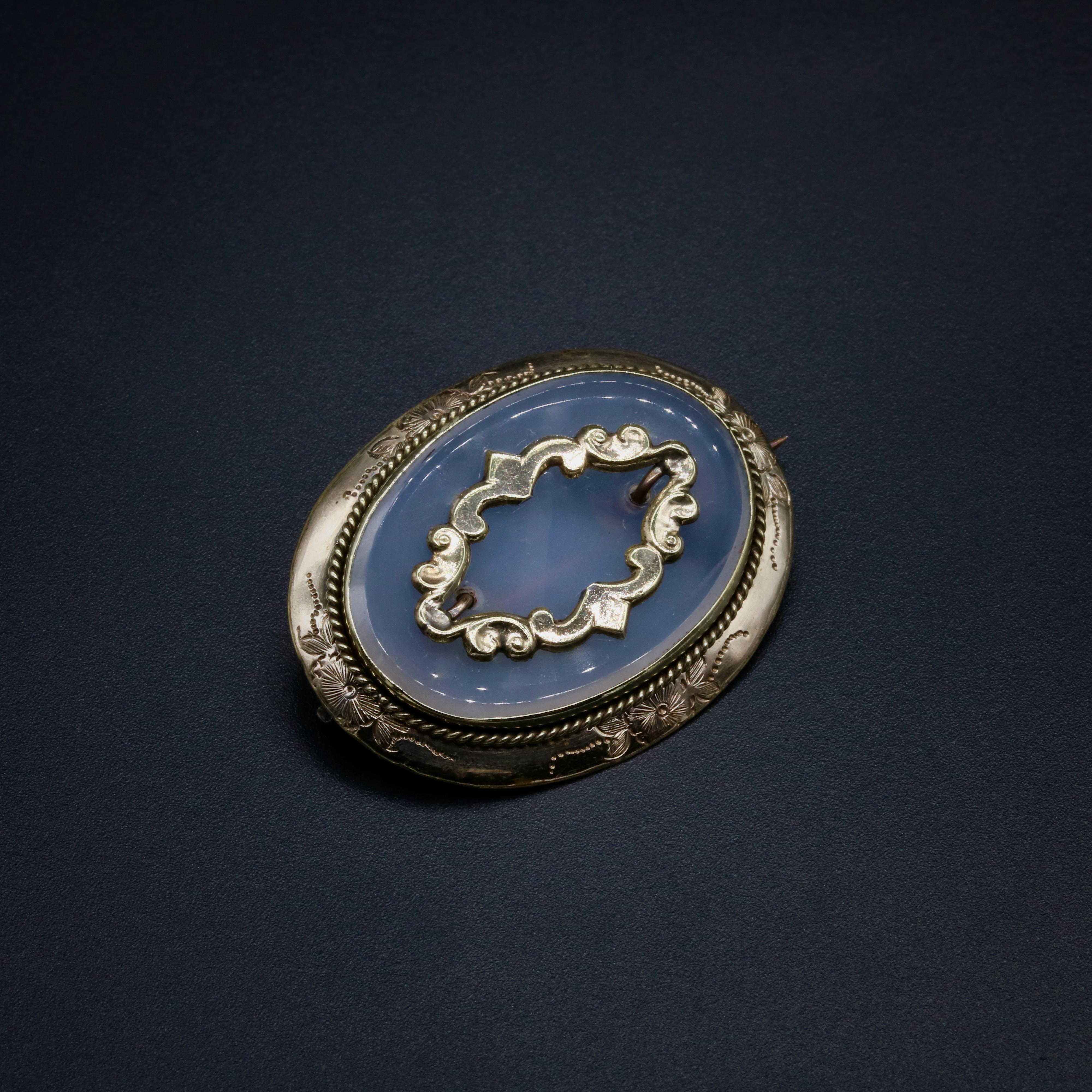 Cabochon Antique Victorian 9K Yellow Gold Oval Engraved Chalcedony Brooch For Sale