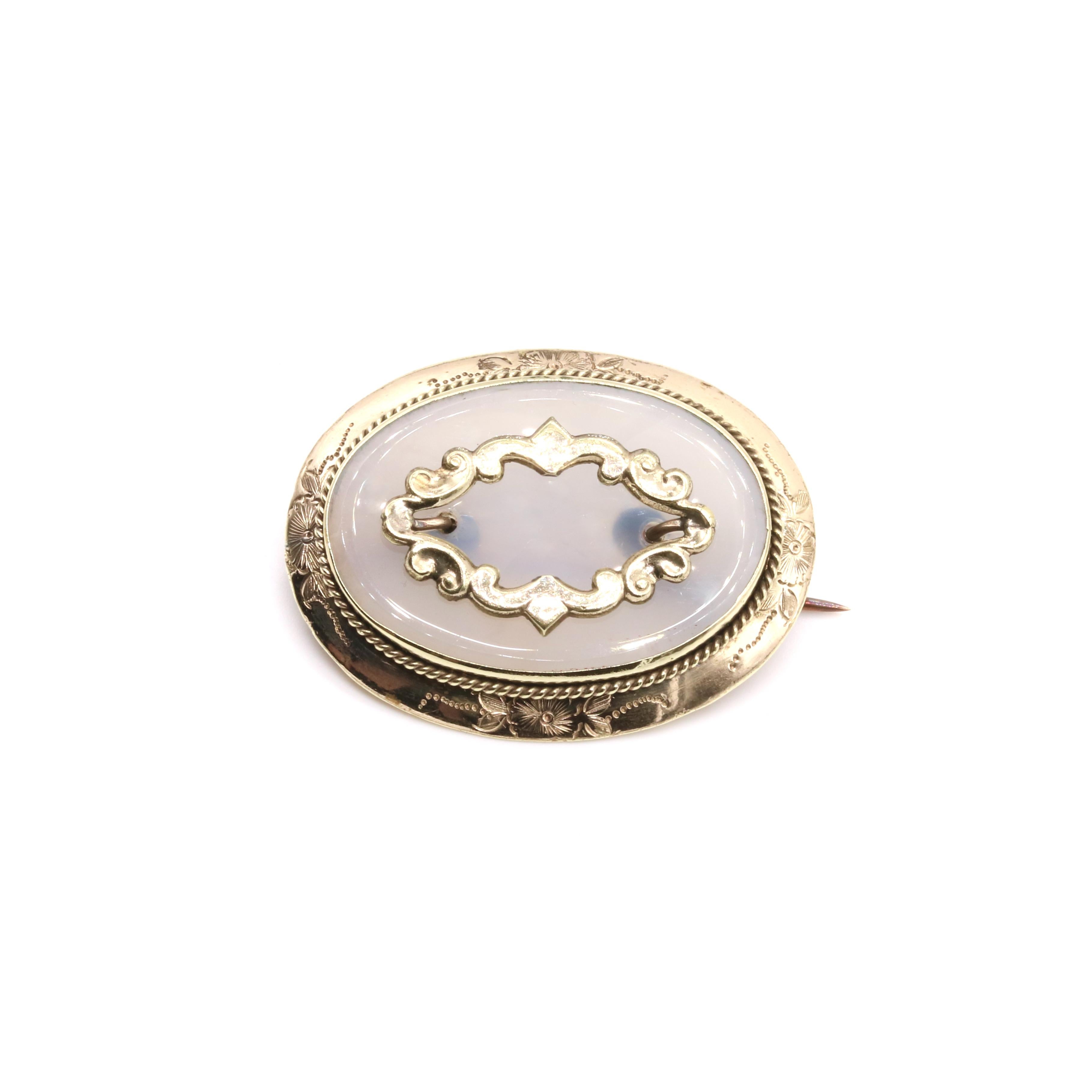 Antique Victorian 9K Yellow Gold Oval Engraved Chalcedony Brooch For Sale 1