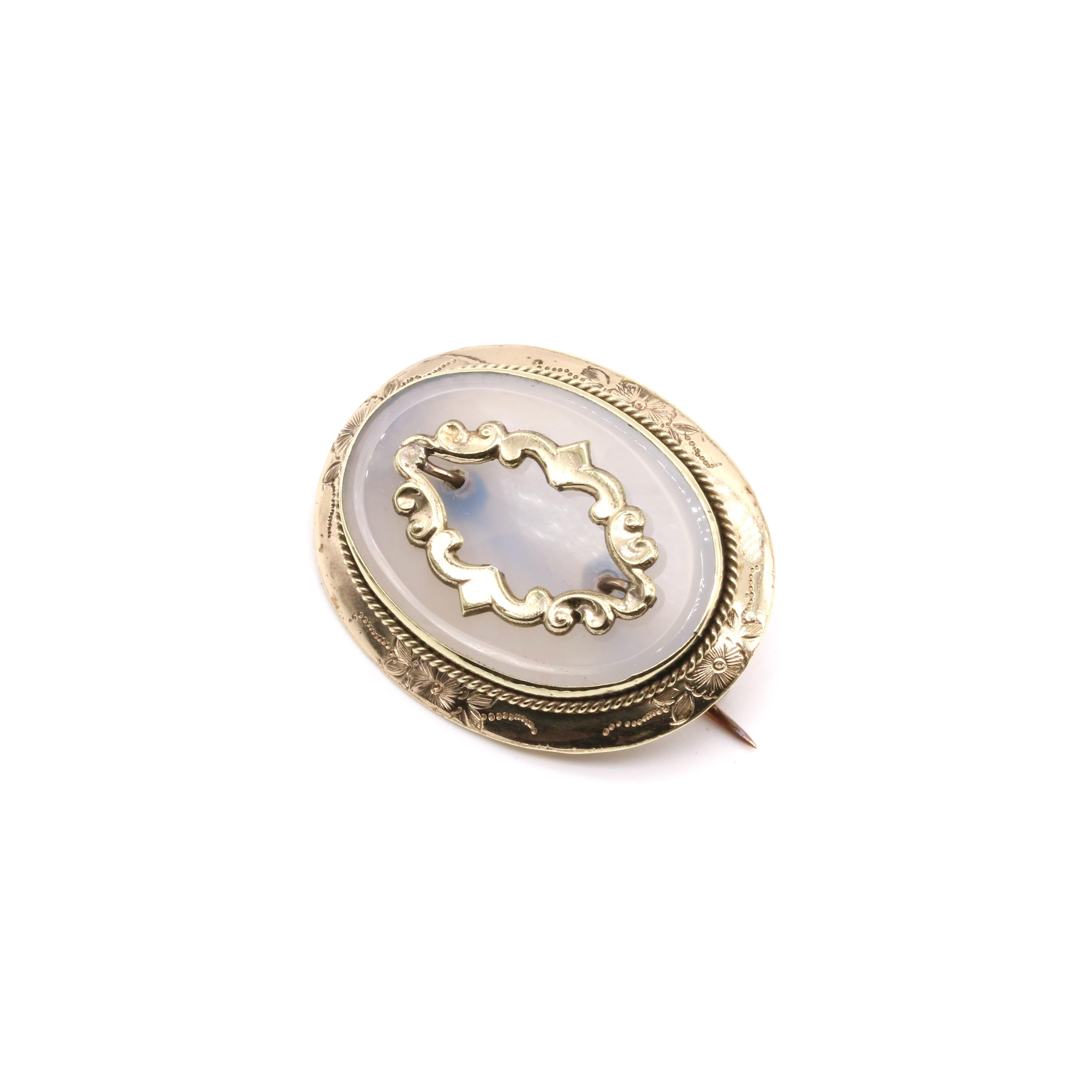 Antique Victorian 9K Yellow Gold Oval Engraved Chalcedony Brooch For Sale 2