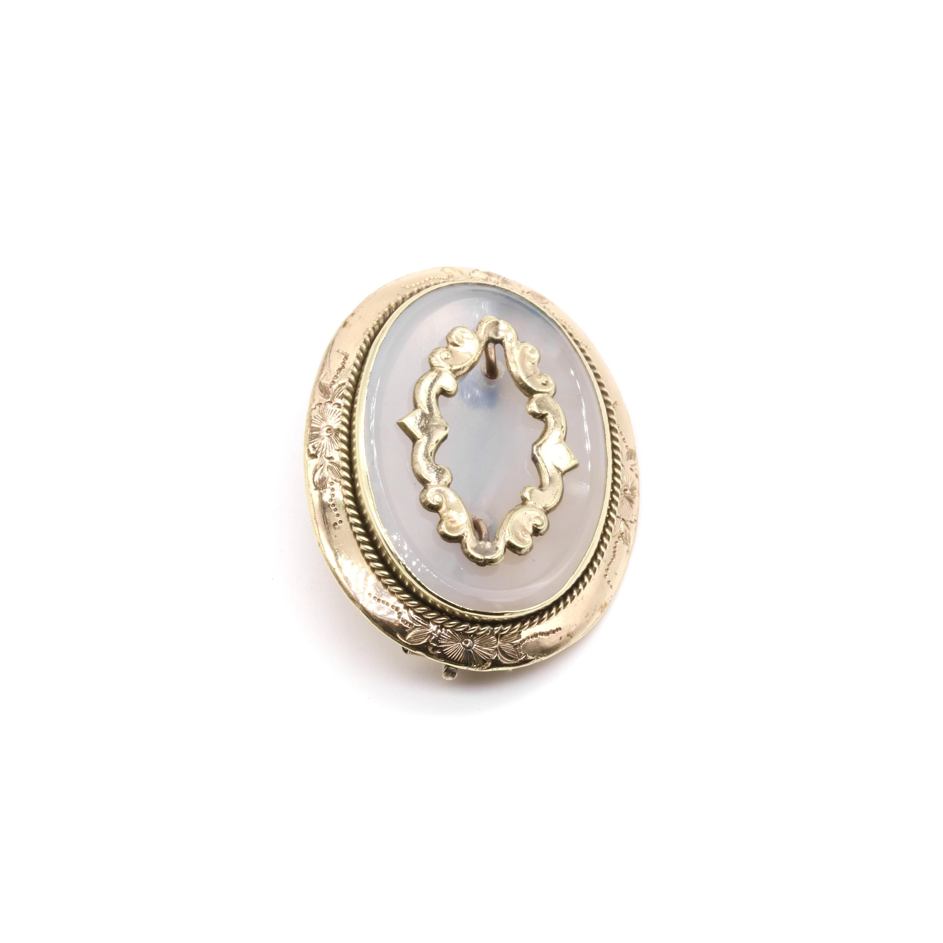 Antique Victorian 9K Yellow Gold Oval Engraved Chalcedony Brooch For Sale 3