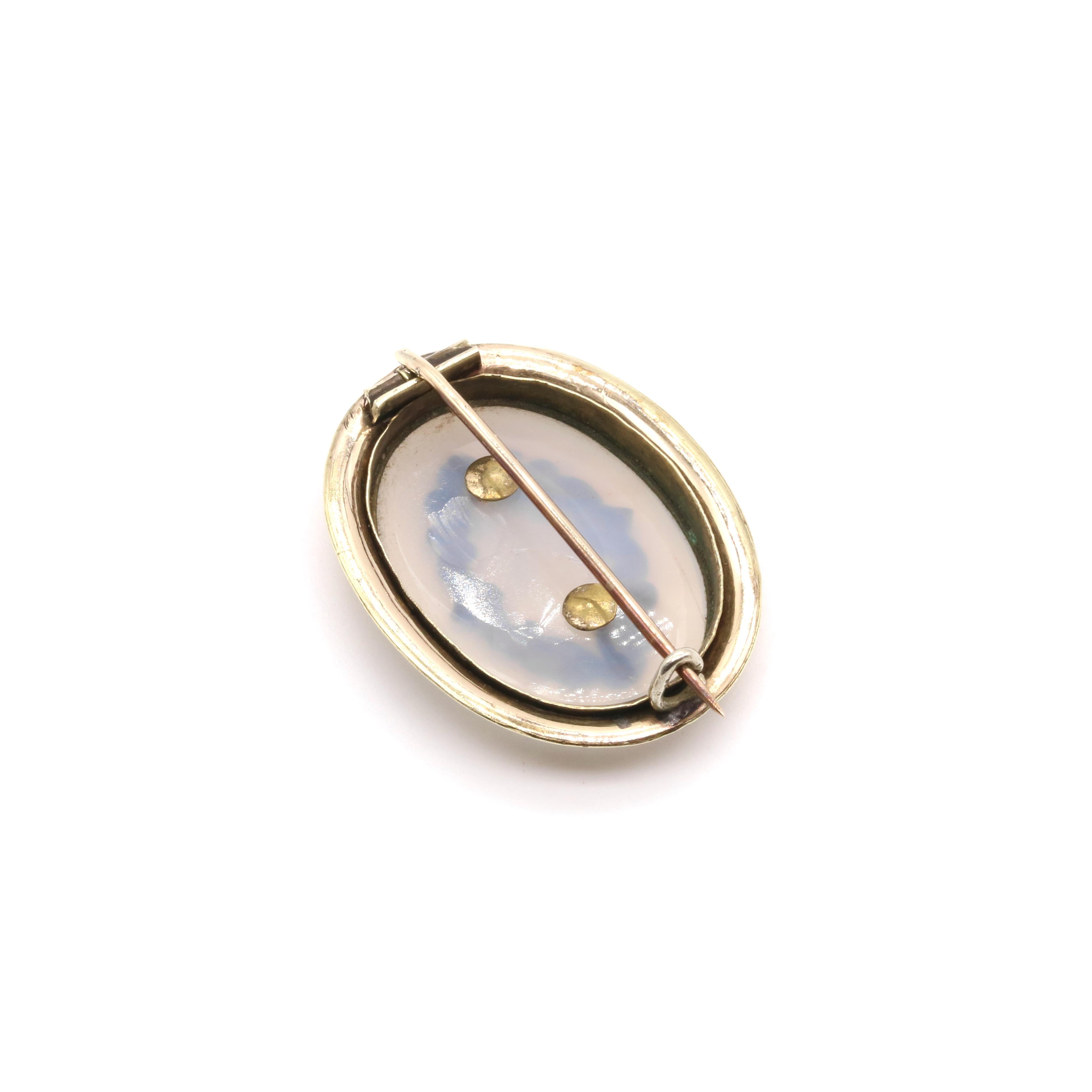 Antique Victorian 9K Yellow Gold Oval Engraved Chalcedony Brooch For Sale 4