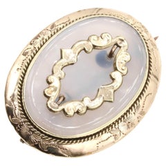Antique Victorian 9K Yellow Gold Oval Engraved Chalcedony Brooch