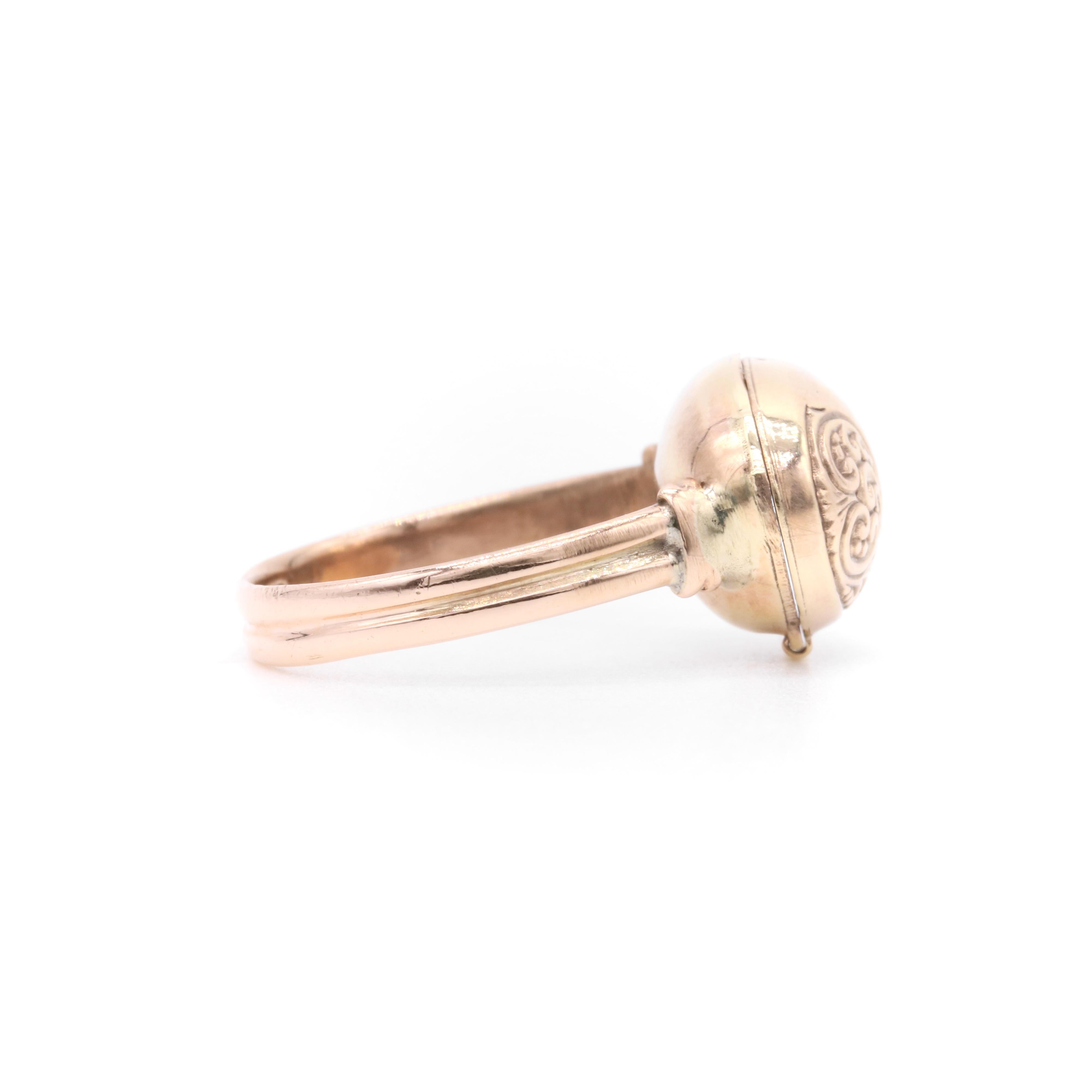 Antique Victorian 9K Yellow Gold Oval Engraved Locket Ring In Good Condition For Sale In Staines-Upon-Thames, GB