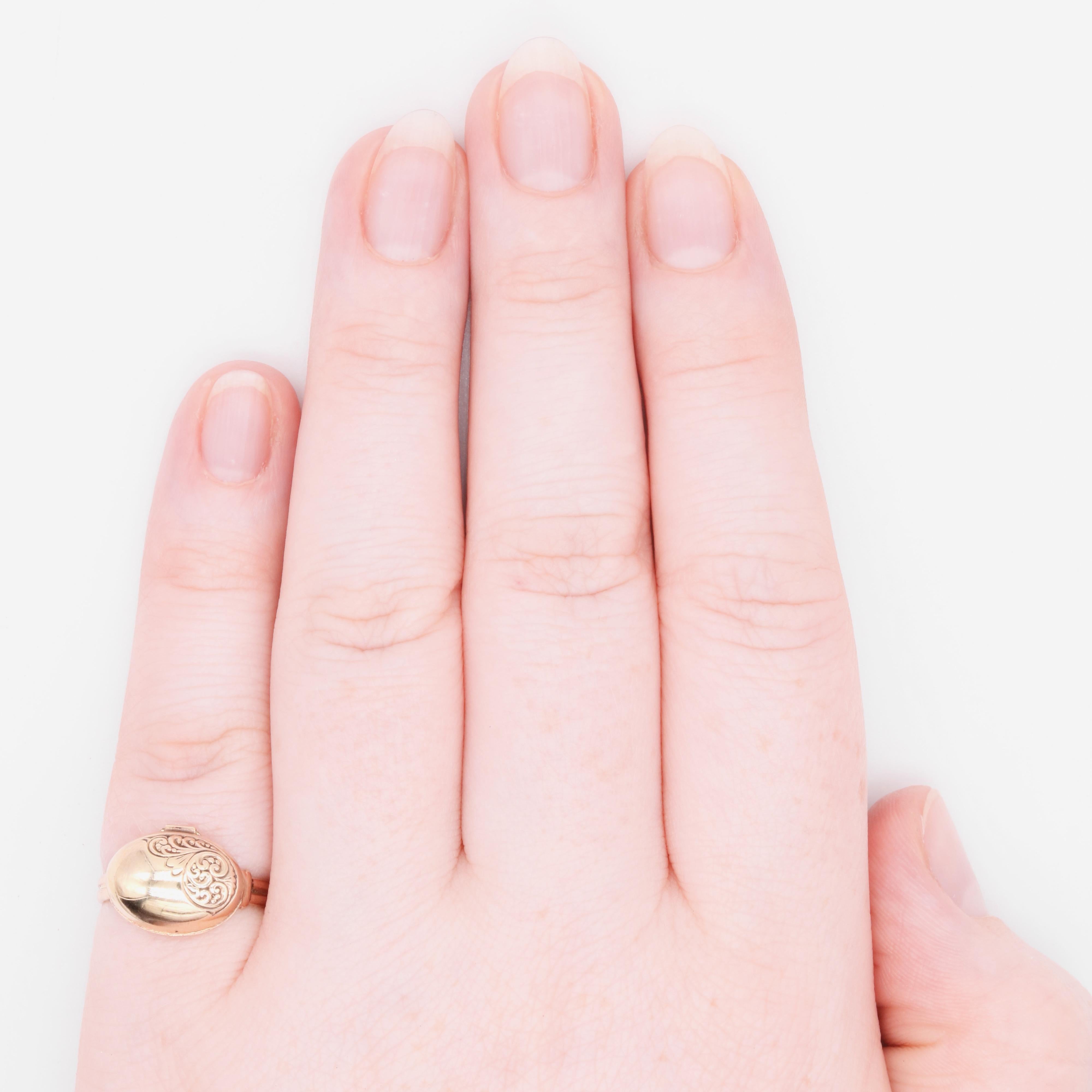 Antique Victorian 9K Yellow Gold Oval Engraved Locket Ring For Sale 2