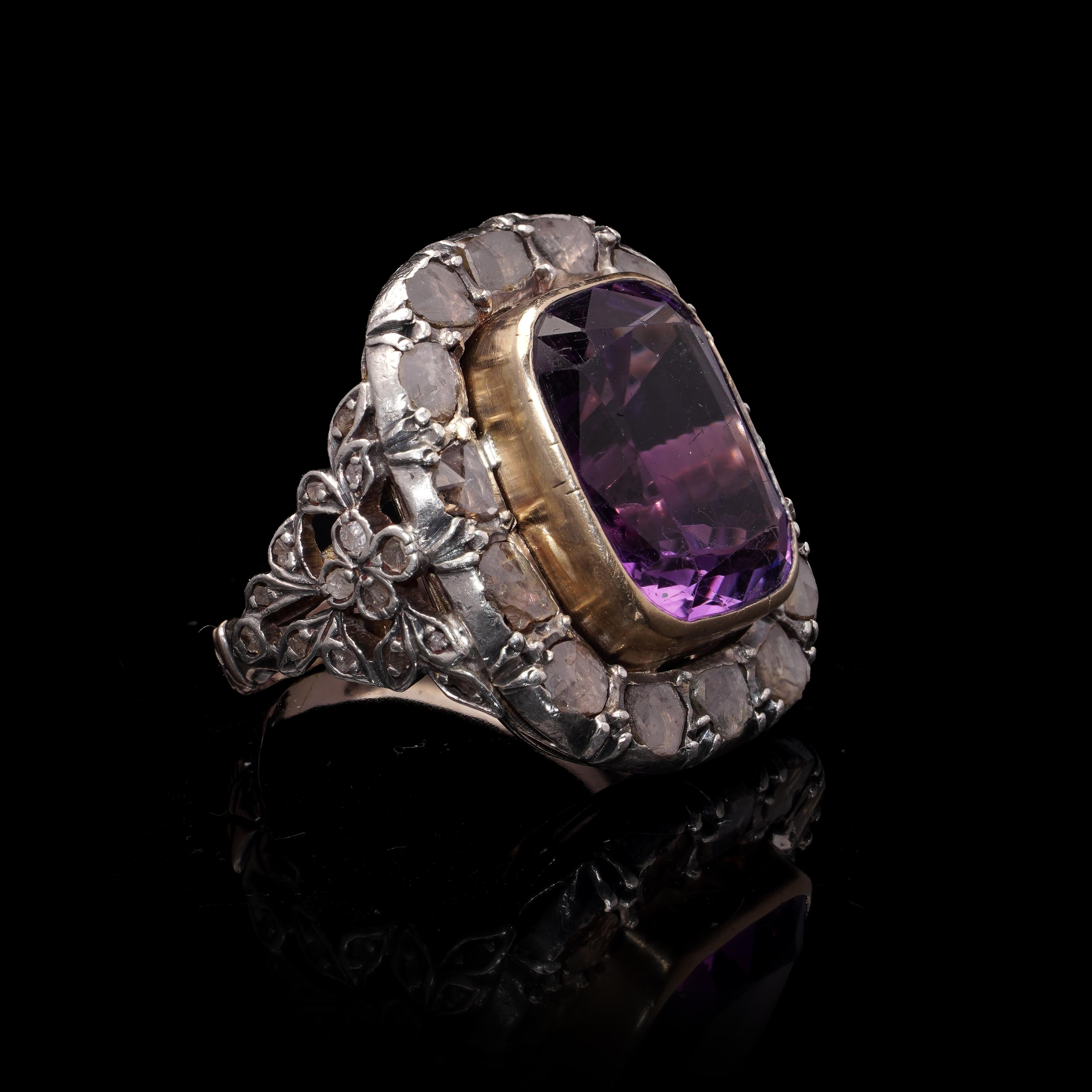 Taille rose Bague victorienne ancienne en or et argent 9 carats avec améthyste taillée en rose, c. 1 en vente