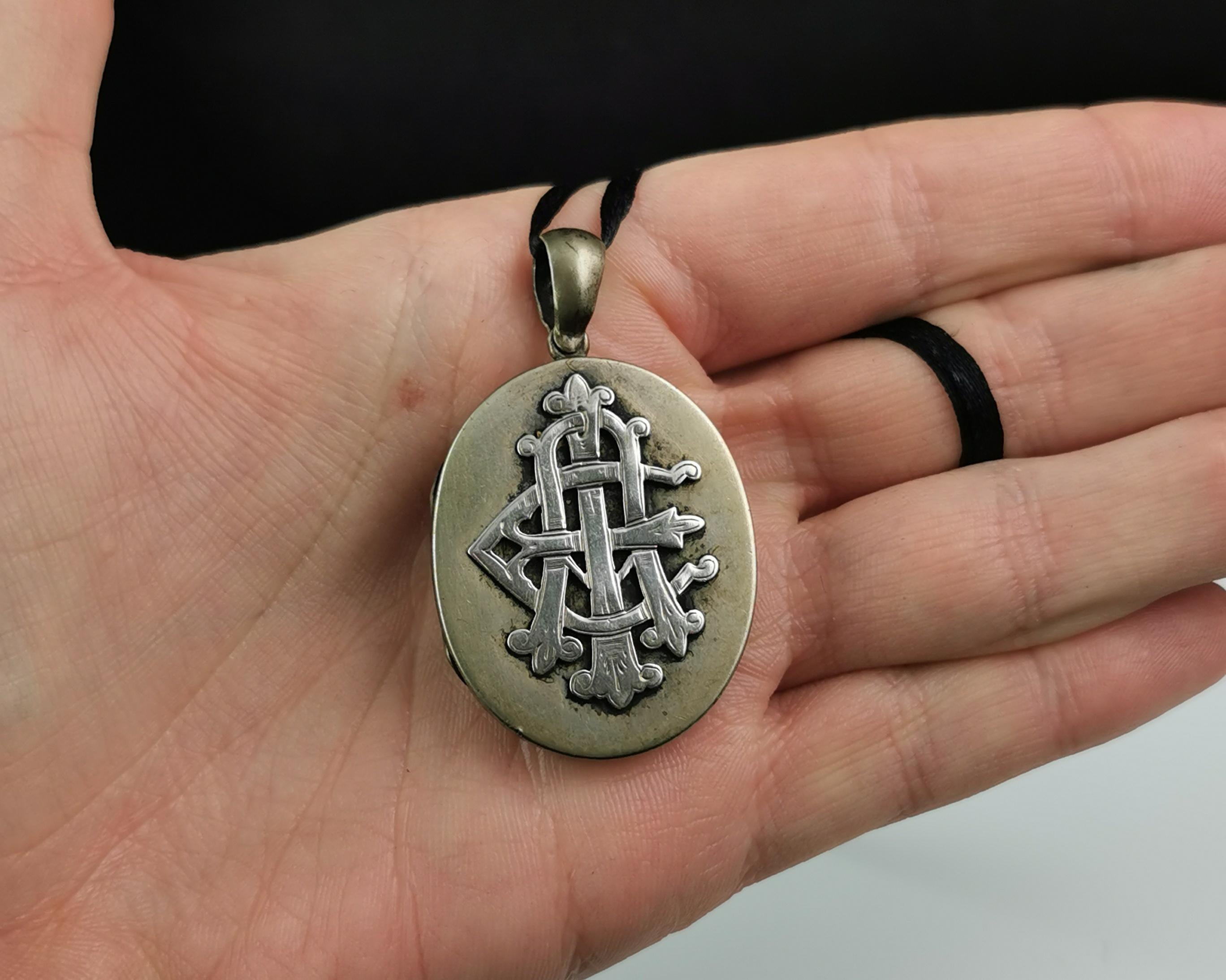 Antique Victorian AEI locket pendant, Silver plated  For Sale 6