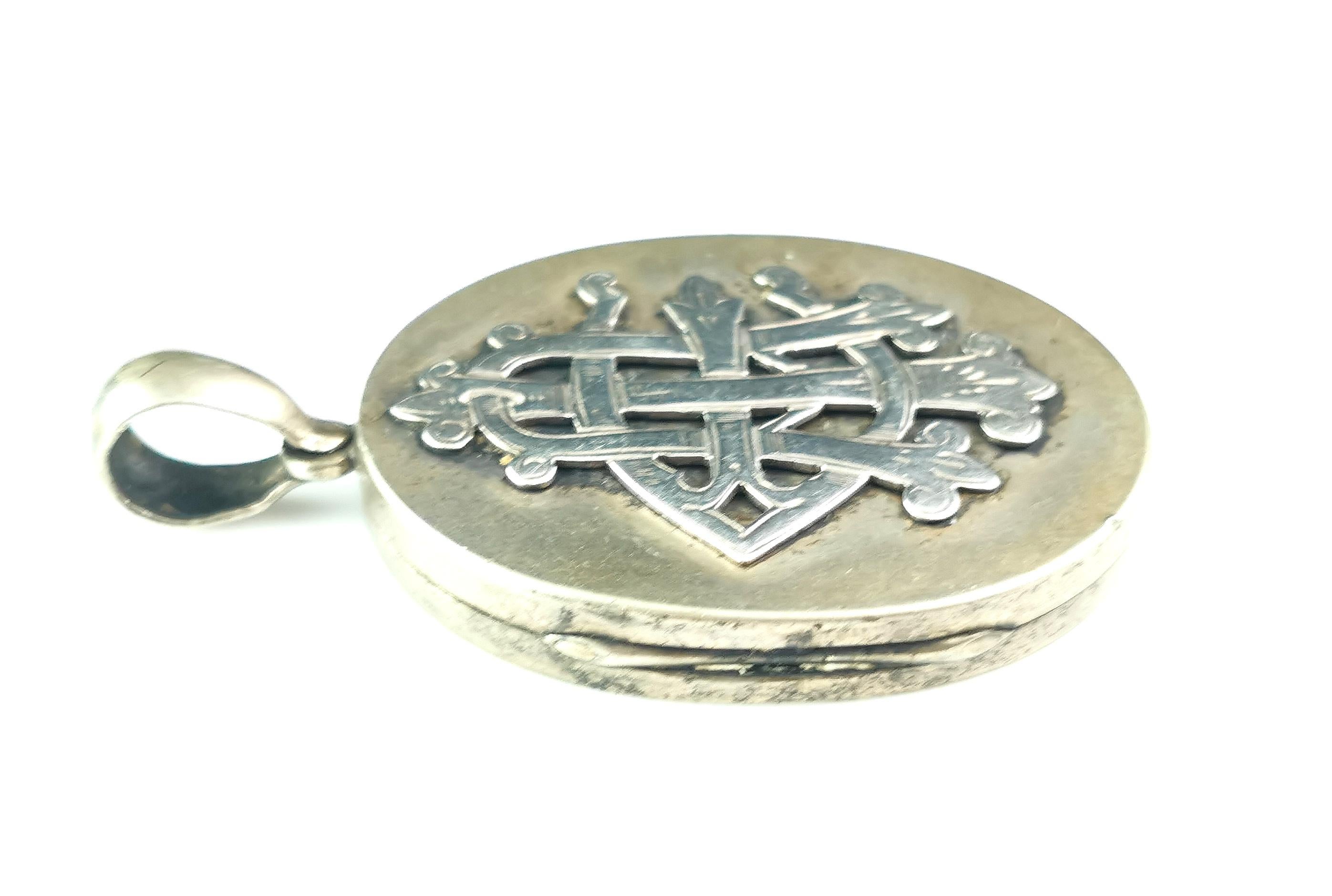 Antique Victorian AEI locket pendant, Silver plated  For Sale 9