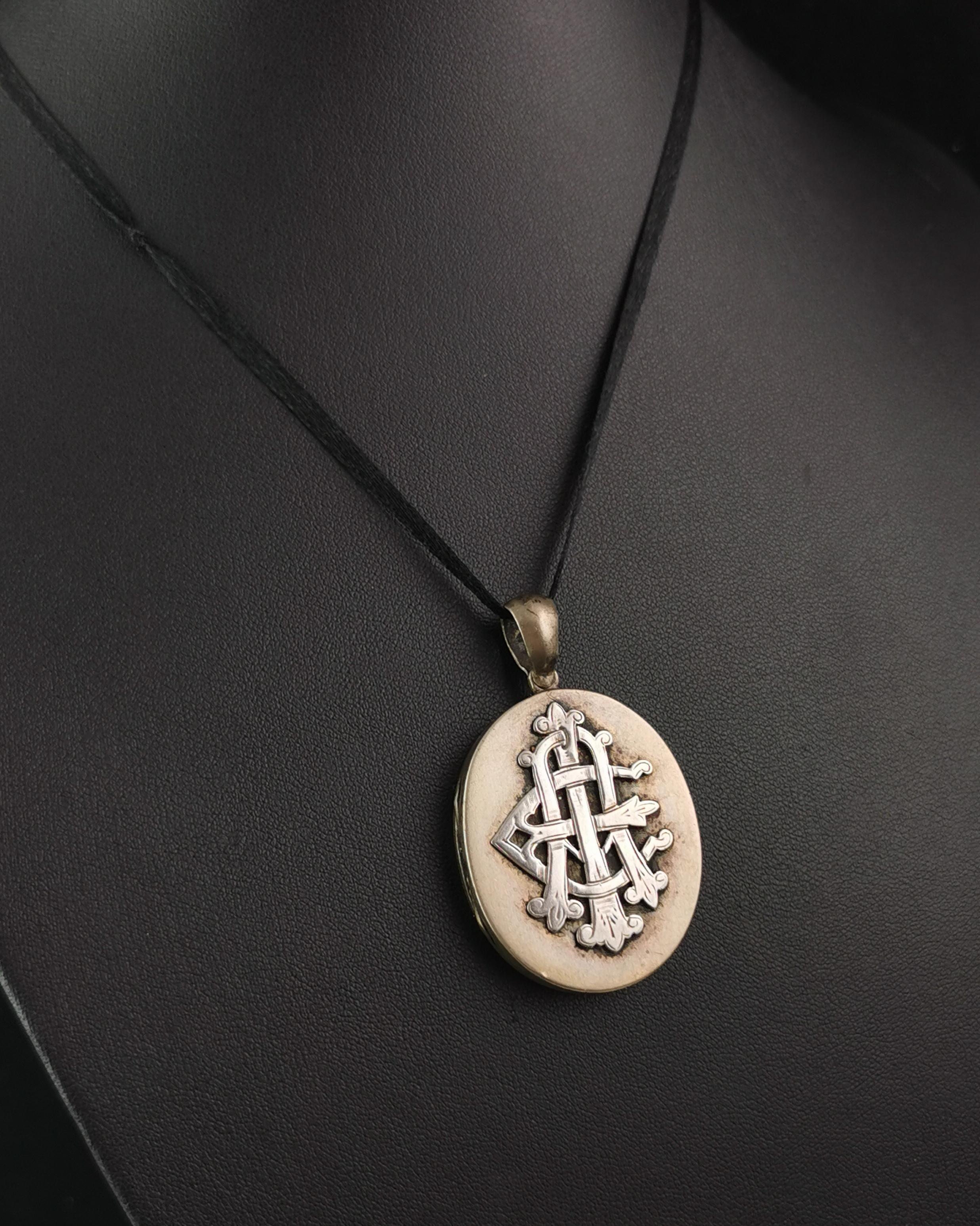Antique Victorian AEI locket pendant, Silver plated 1