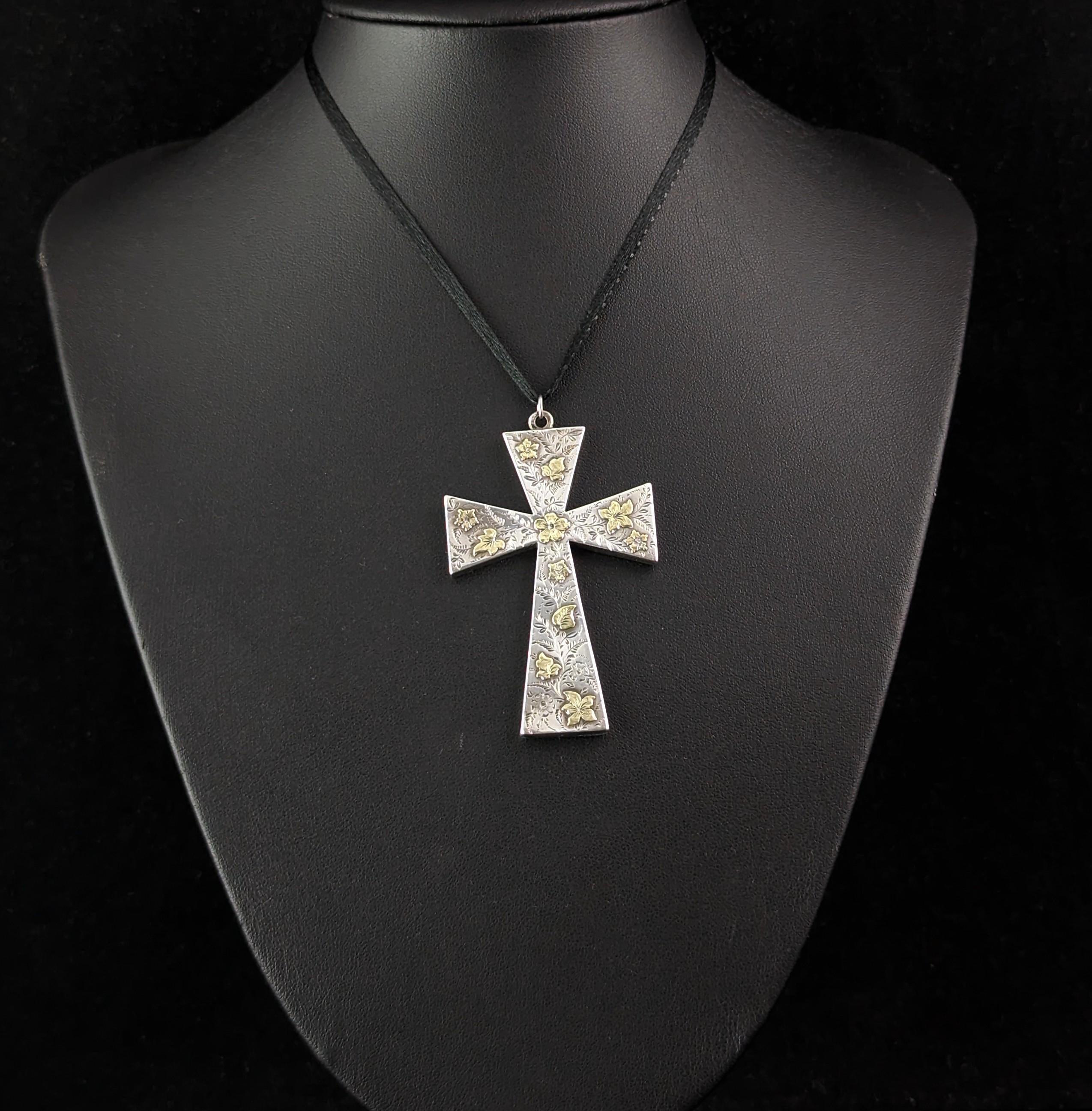 Antique Victorian Aesthetic cross pendant, sterling silver and 9k gold  In Good Condition For Sale In NEWARK, GB