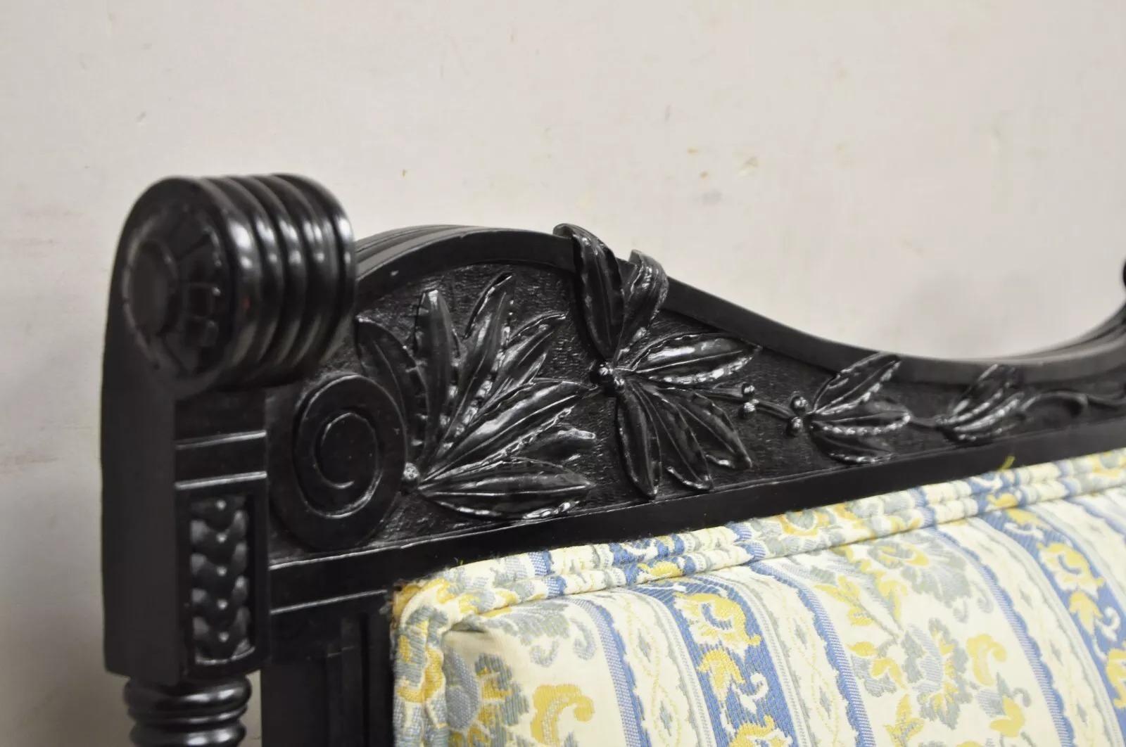 Inconnu Canapé ancien Victorien Aesthetic Movement noir ébonisé Figural sculpté Loveseat en vente