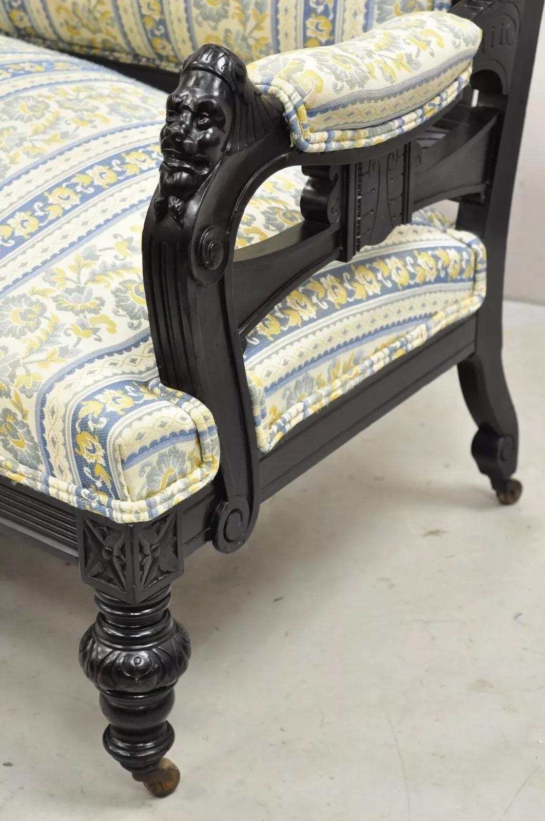 Canapé ancien Victorien Aesthetic Movement noir ébonisé Figural sculpté Loveseat Bon état - En vente à Philadelphia, PA