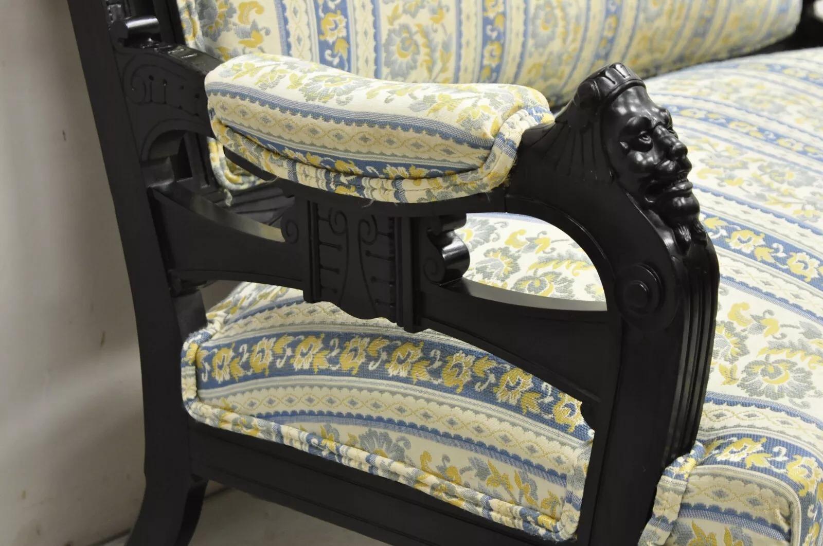 Tissu Canapé ancien Victorien Aesthetic Movement noir ébonisé Figural sculpté Loveseat en vente