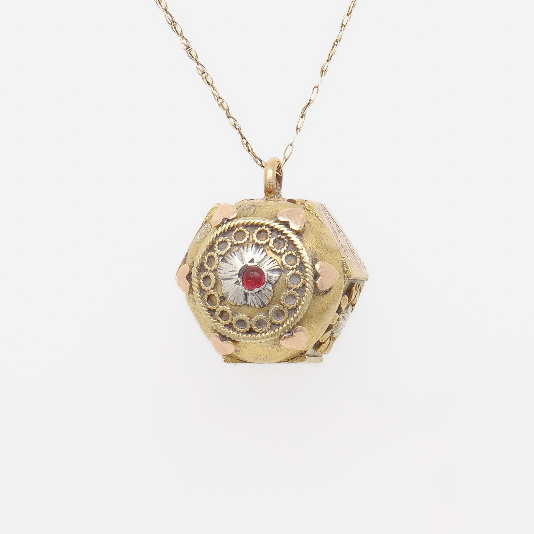 Ein schöner antiker Charme der Ästhetischen Bewegung.

Mit einem goldgefüllten Körper in sechseckiger Form.

Mit einem roten Pastencabochon auf jeder Seite.

Mit komplizierten Drahtgeflechtdetails und Herzvorrichtungen.

Mit einem fest integrierten