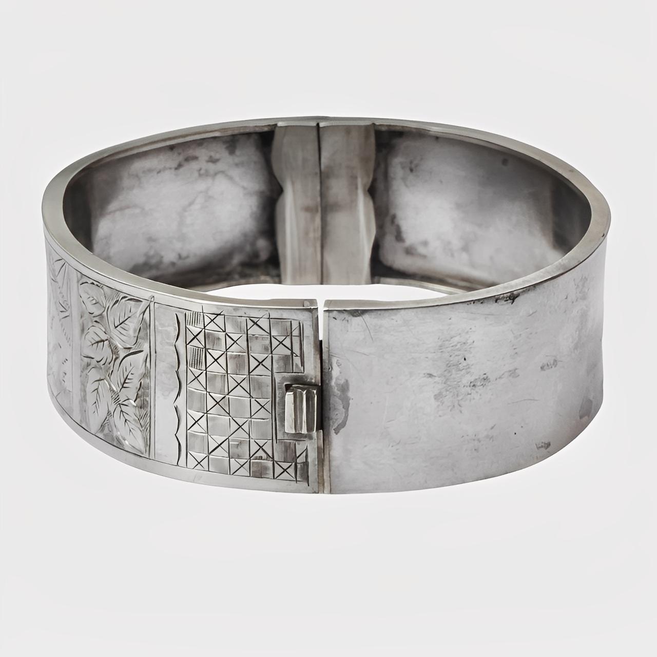 Aesthetic Movement è un bellissimo braccialetto vittoriano in argento inciso, con un disegno di uccelli e piante inciso a mano. 

È leggermente ovale, le misure interne sono 5,5 cm per 5,3 cm e la larghezza è di 1,9 cm. Il braccialetto non è