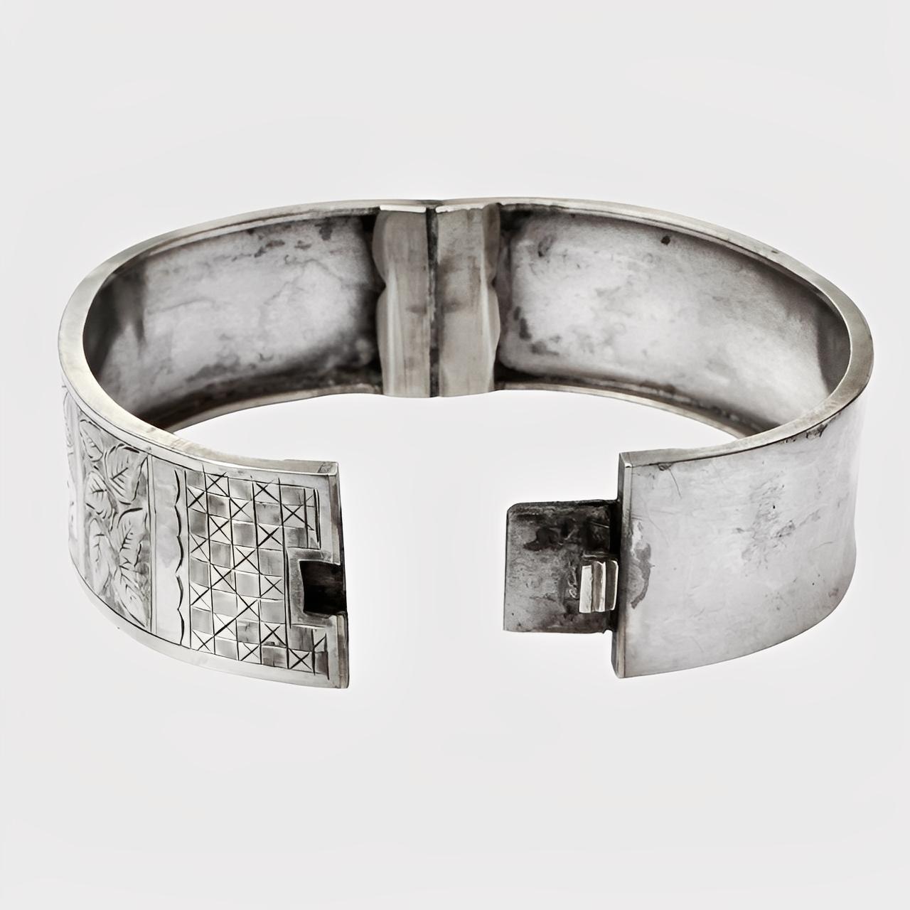 Estetismo Antico bracciale Aesthetic Movement vittoriano in argento con incisione del 1885 in vendita